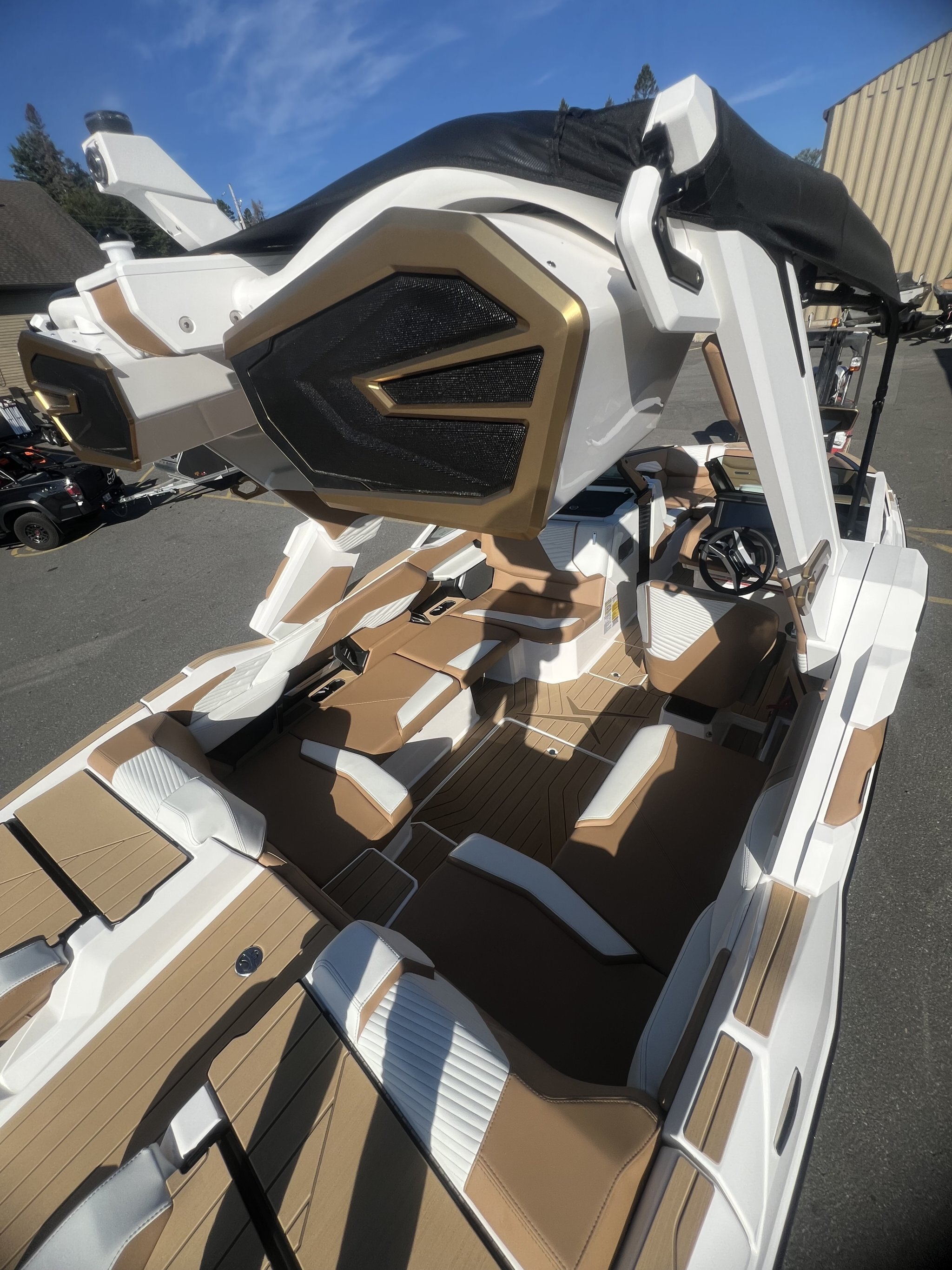 Bateau Mastercraft X22 2027 Blanc sur Tan, Moteur 5.3l 365hp, Surfstar, 5e Génération pour Wakesurf!