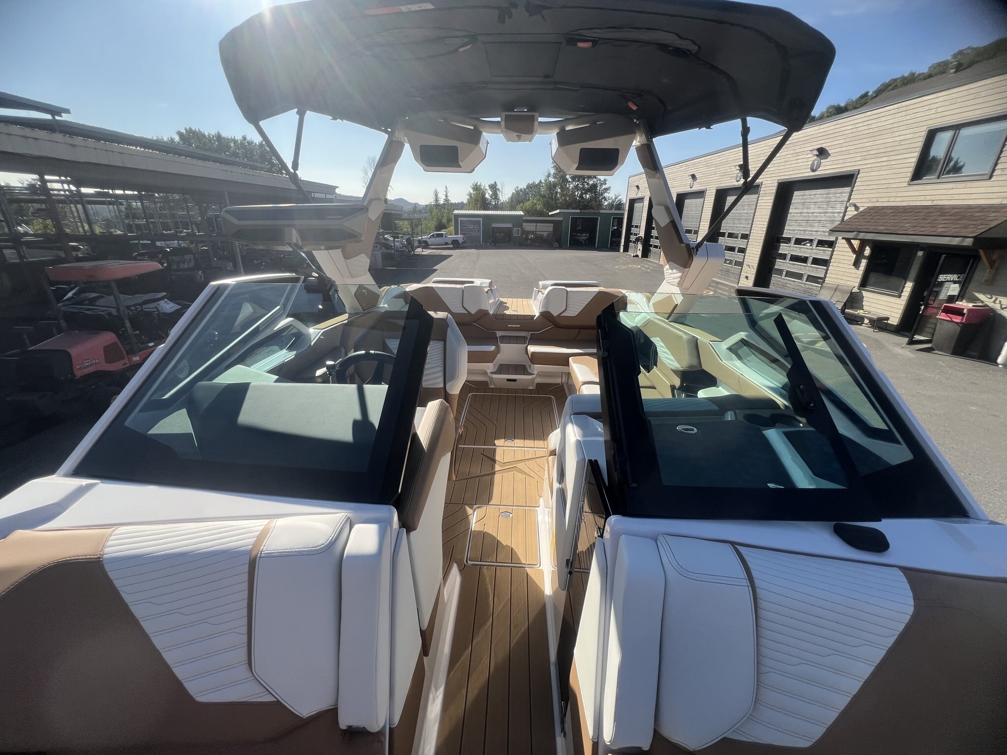 Bateau Mastercraft X22 2027 Blanc sur Tan, Moteur 5.3l 365hp, Surfstar, 5e Génération pour Wakesurf!