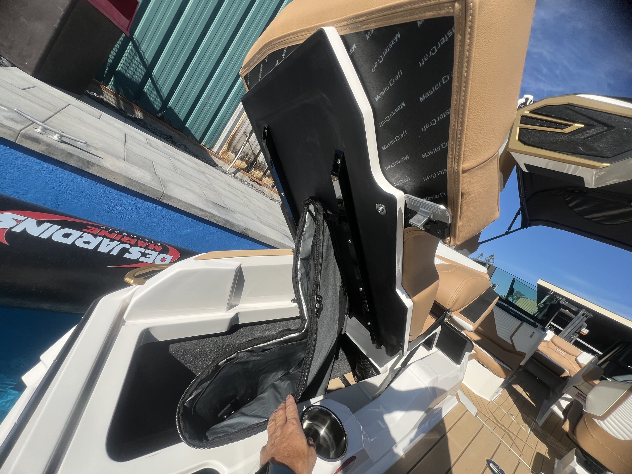 Bateau Mastercraft X22 2027 Blanc sur Tan, Moteur 5.3l 365hp, Surfstar, 5e Génération pour Wakesurf!