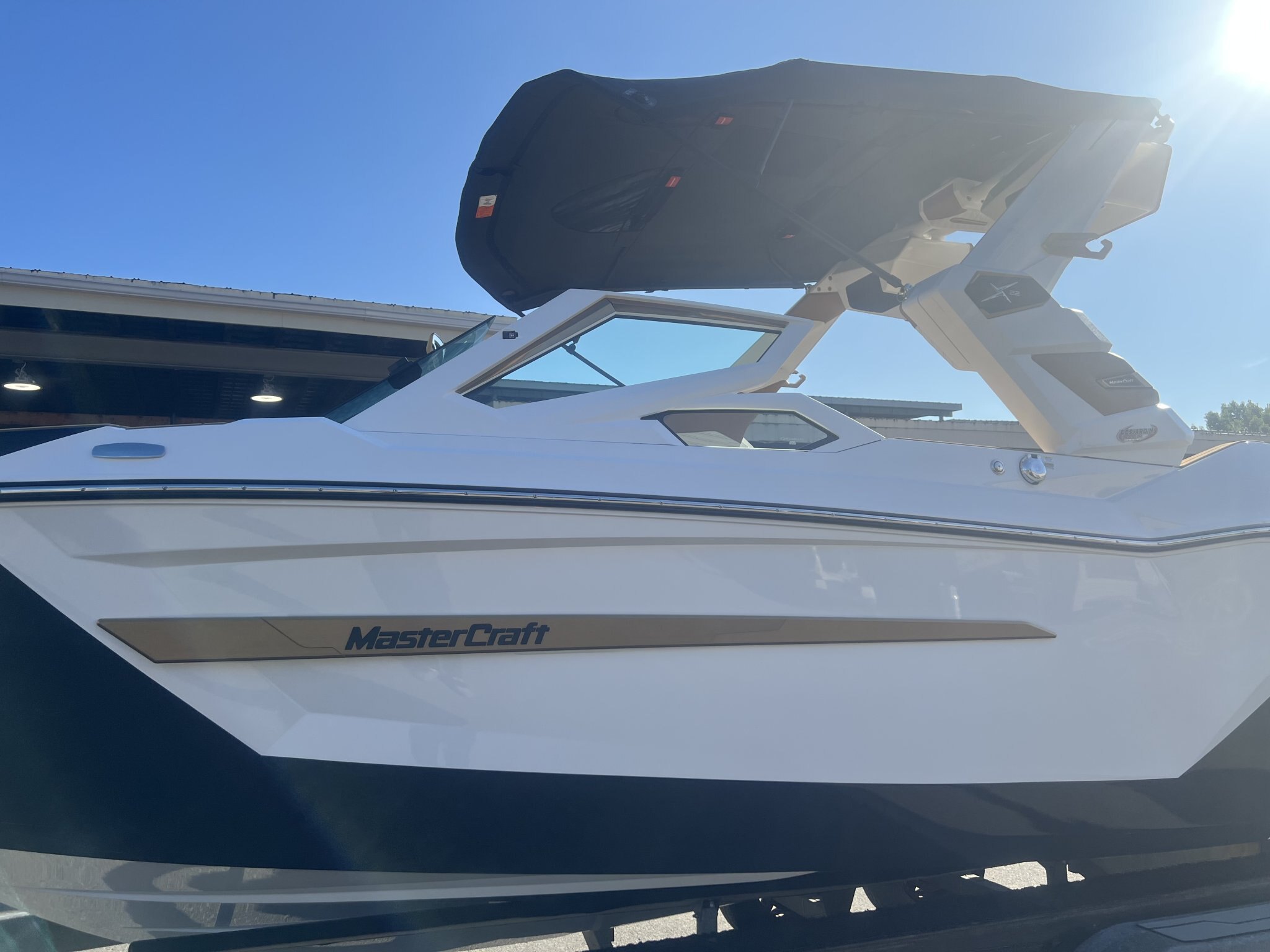 Bateau Mastercraft X22 2027 Blanc sur Tan, Moteur 5.3l 365hp, Surfstar, 5e Génération pour Wakesurf!