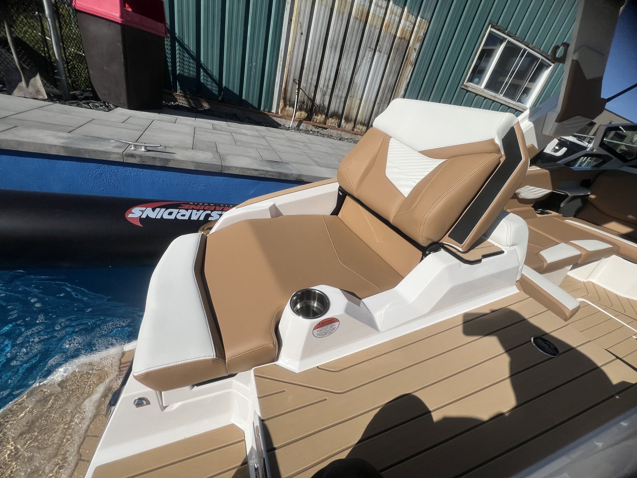 Bateau Mastercraft X22 2027 Blanc sur Tan, Moteur 5.3l 365hp, Surfstar, 5e Génération pour Wakesurf!
