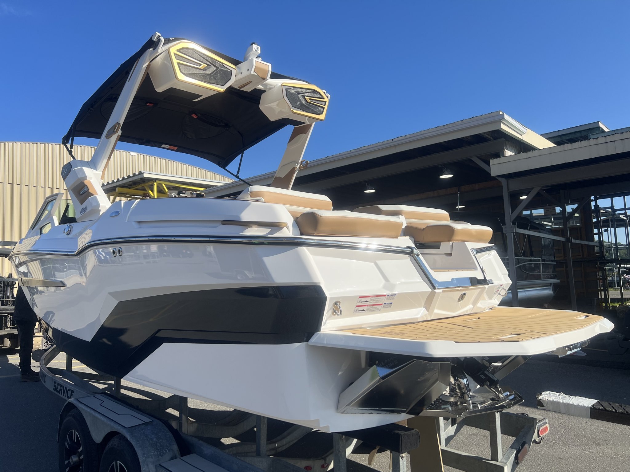 Bateau Mastercraft X22 2027 Blanc sur Tan, Moteur 5.3l 365hp, Surfstar, 5e Génération pour Wakesurf!