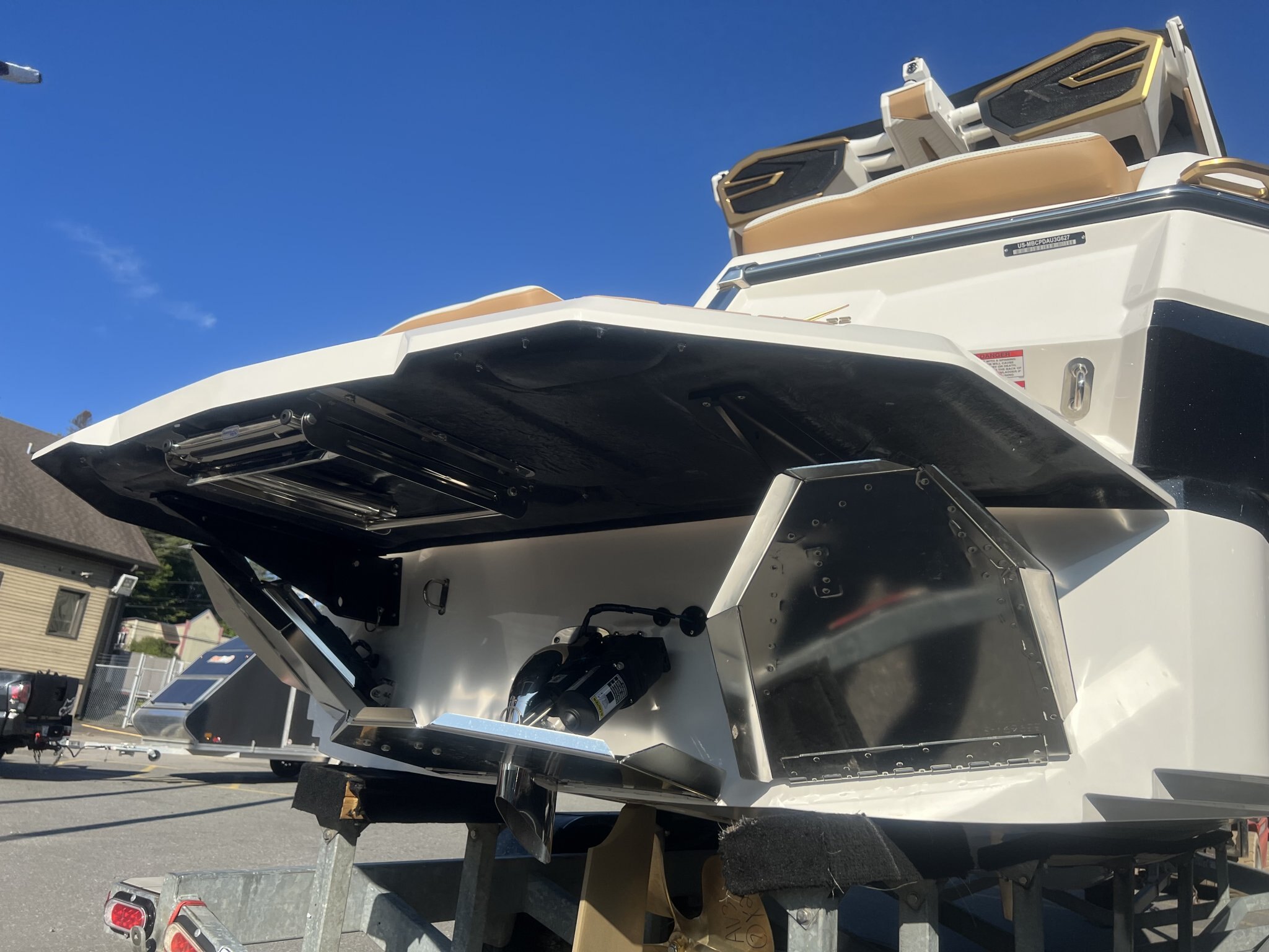 Bateau Mastercraft X22 2027 Blanc sur Tan, Moteur 5.3l 365hp, Surfstar, 5e Génération pour Wakesurf!