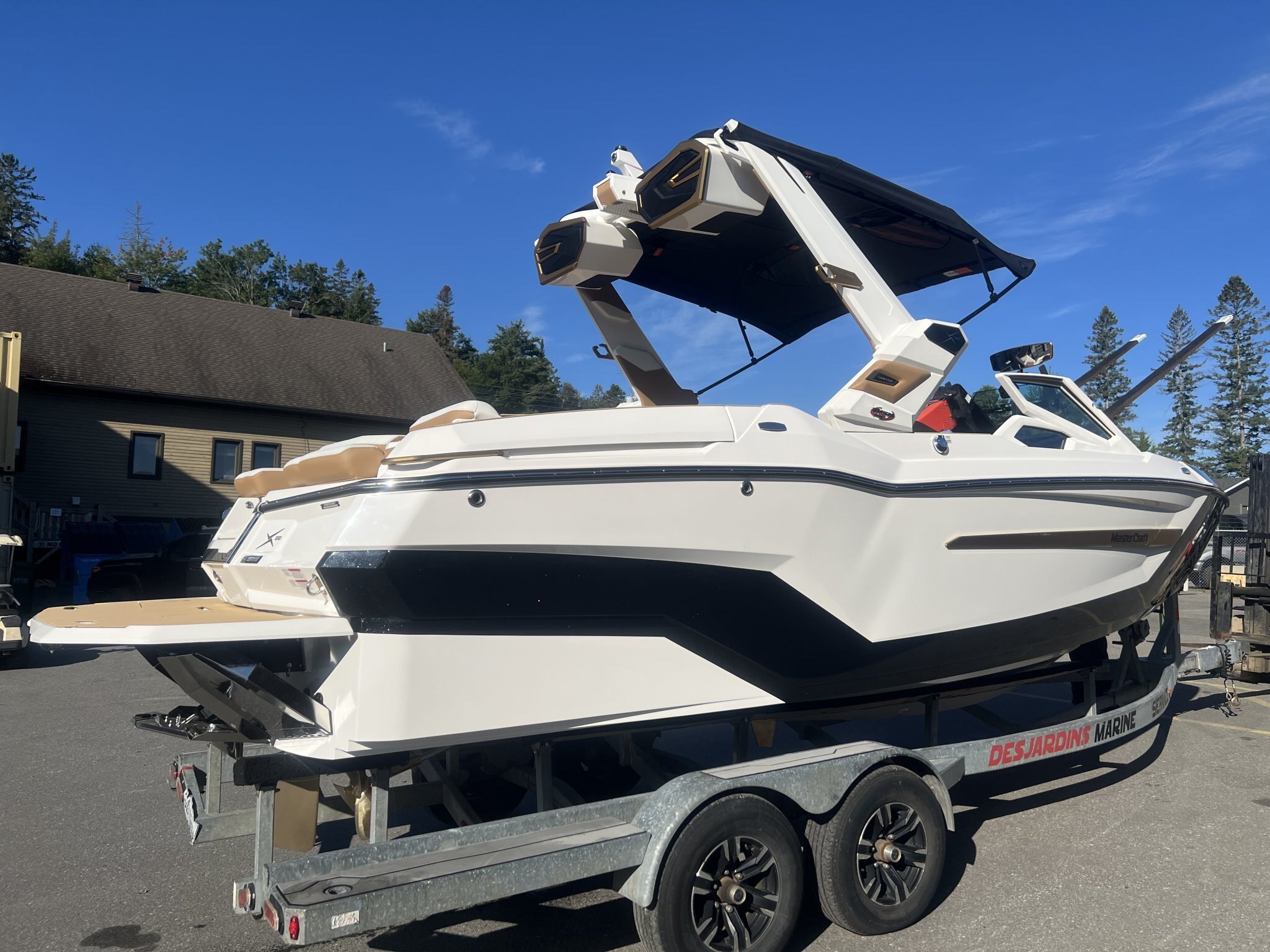 Bateau Mastercraft X22 2027 Blanc sur Tan, Moteur 5.3l 365hp, Surfstar, 5e Génération pour Wakesurf!