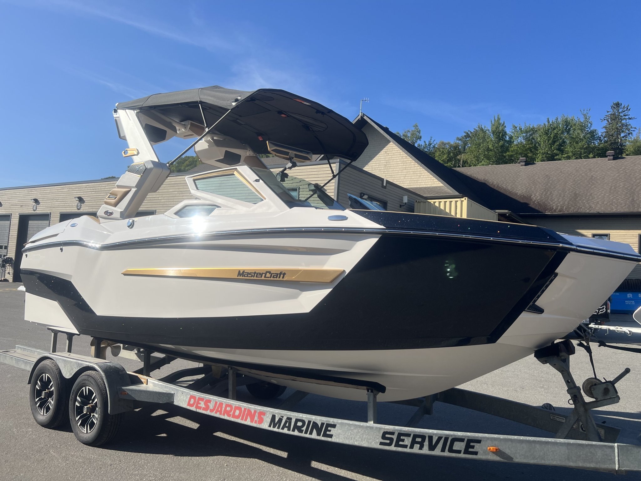 Bateau Mastercraft X22 2027 Blanc sur Tan, Moteur 5.3l 365hp, Surfstar, 5e Génération pour Wakesurf!