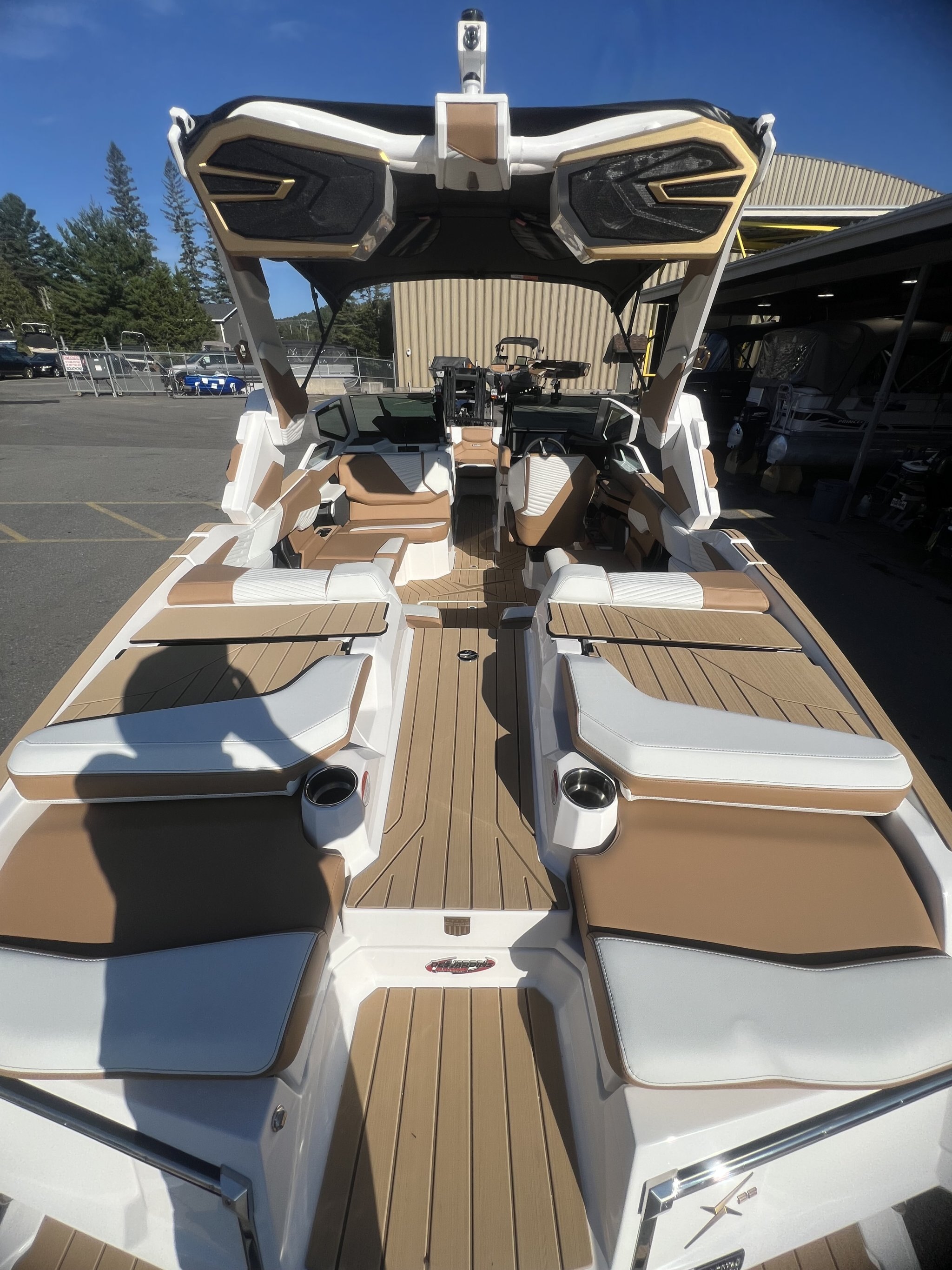 Bateau Mastercraft X22 2027 Blanc sur Tan, Moteur 5.3l 365hp, Surfstar, 5e Génération pour Wakesurf!