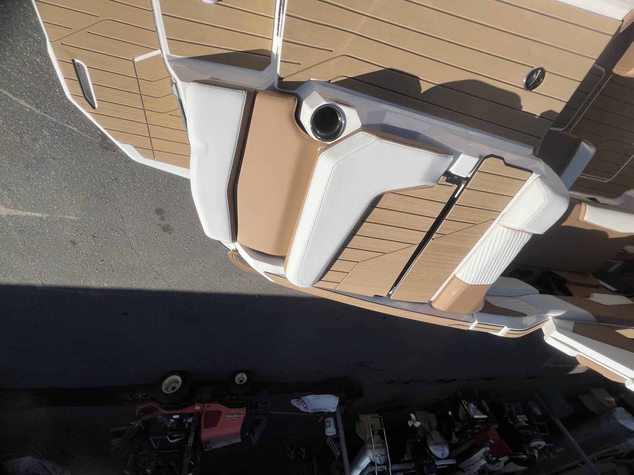 Bateau Mastercraft X22 2027 Blanc sur Tan, Moteur 5.3l 365hp, Surfstar, 5e Génération pour Wakesurf!