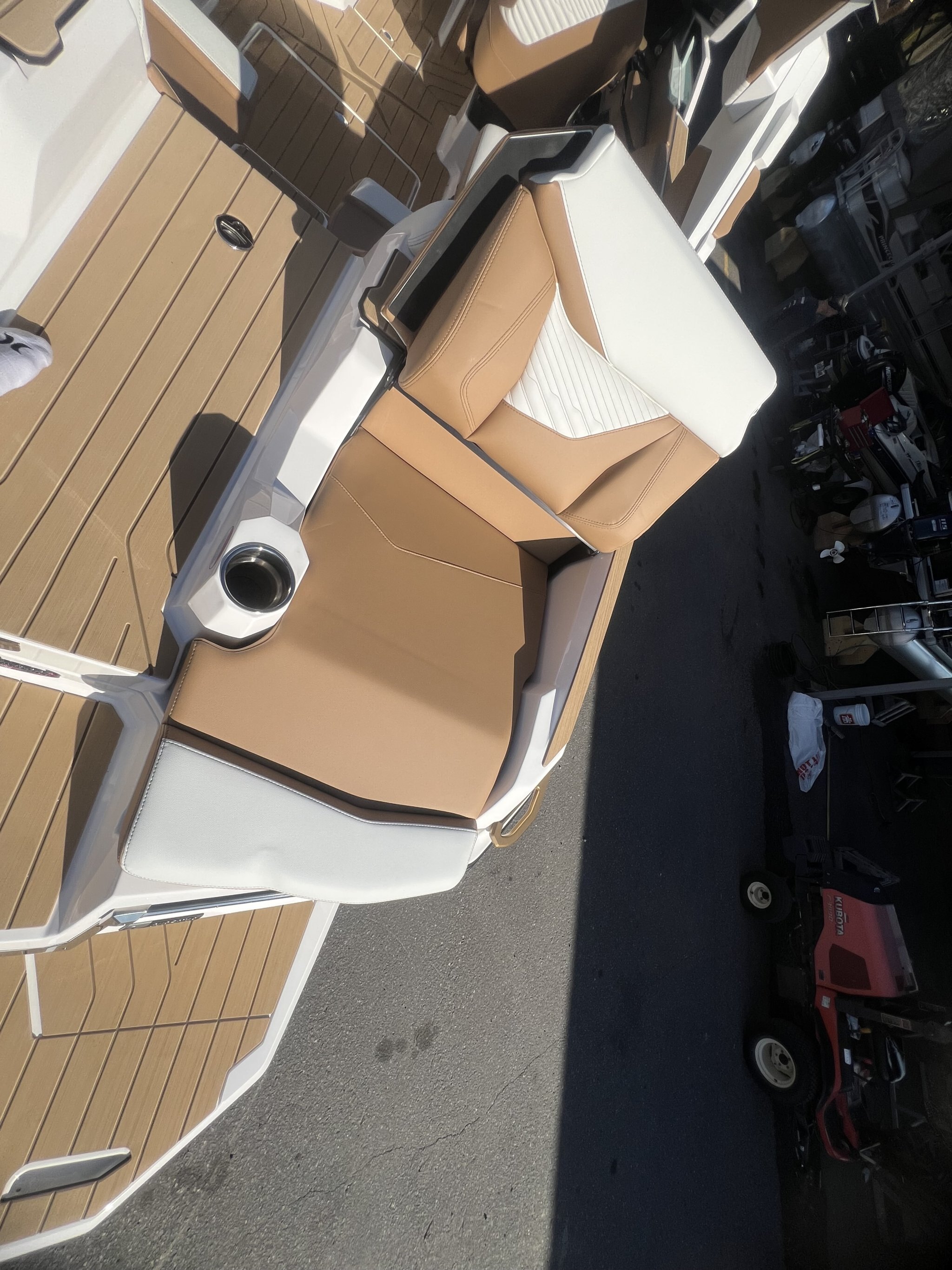 Bateau Mastercraft X22 2027 Blanc sur Tan, Moteur 5.3l 365hp, Surfstar, 5e Génération pour Wakesurf!