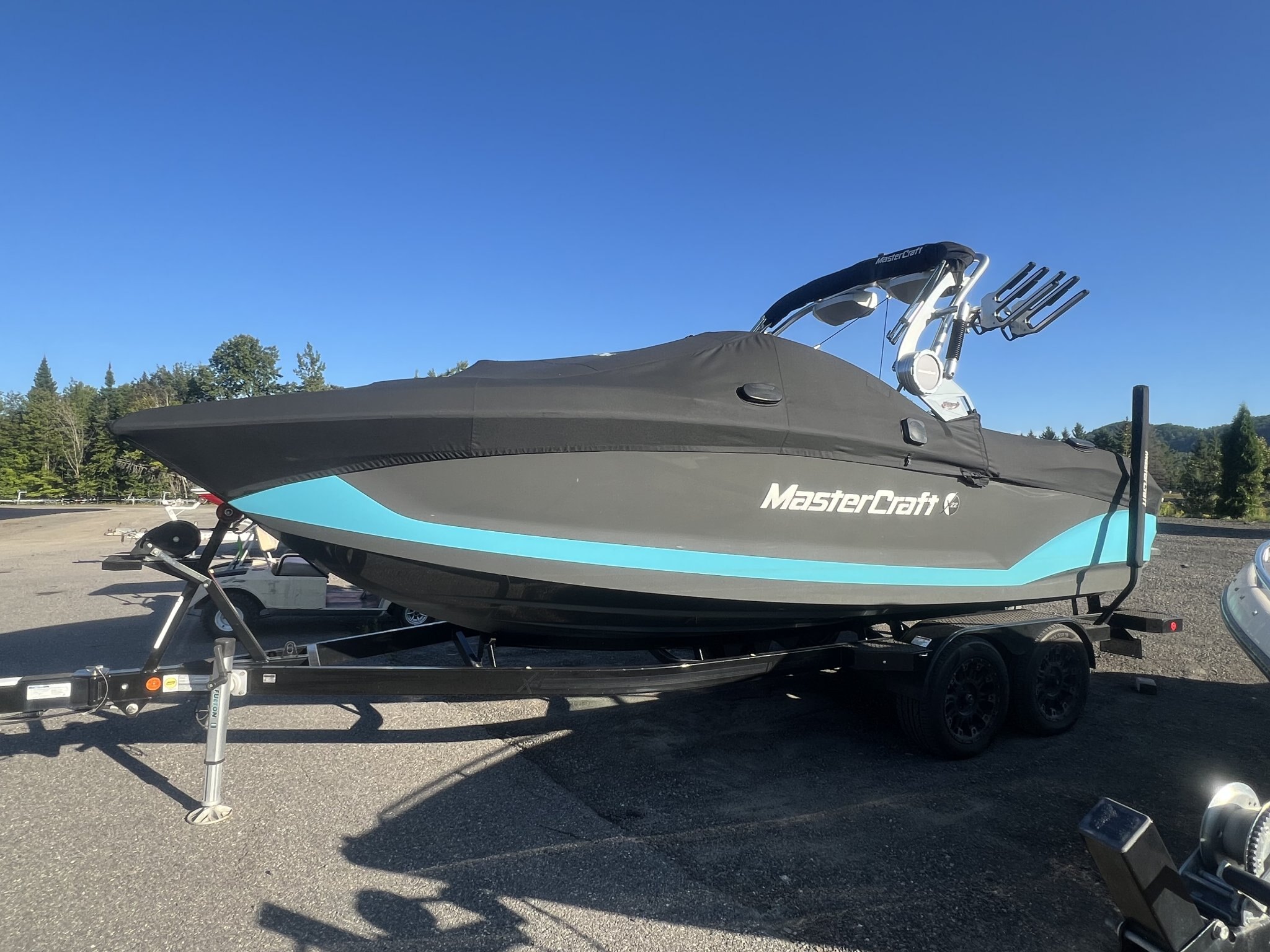 Bateau Mastercraft X22 2019 Bleu & Gris sur Blanc, Moteur Ilmor 6.2l avec 493h, Remorque, Complètement Équipé pour le Wakesurf!