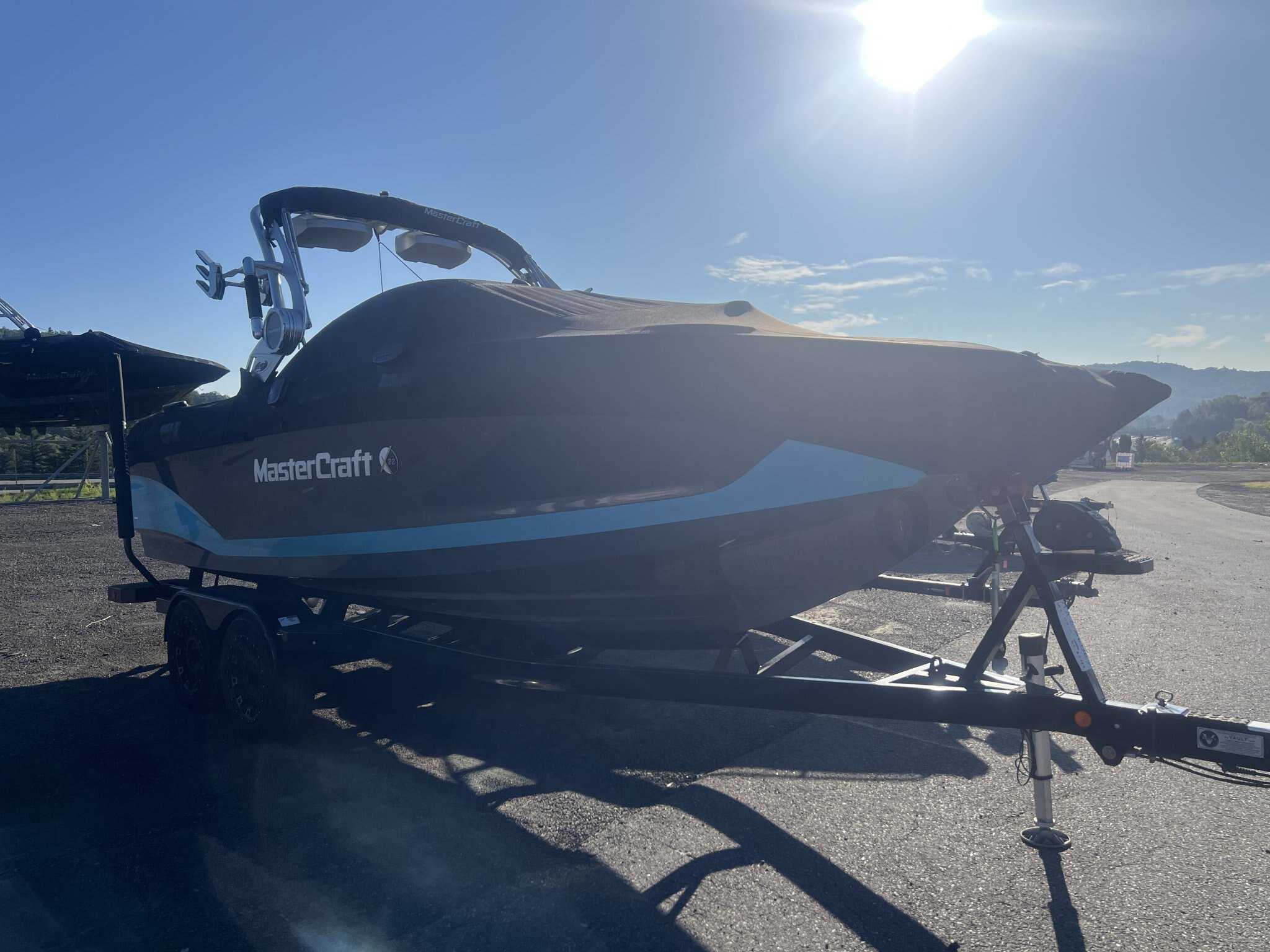 Bateau Mastercraft X22 2019 Bleu & Gris sur Blanc, Moteur Ilmor 6.2l avec 493h, Remorque, Complètement Équipé pour le Wakesurf!