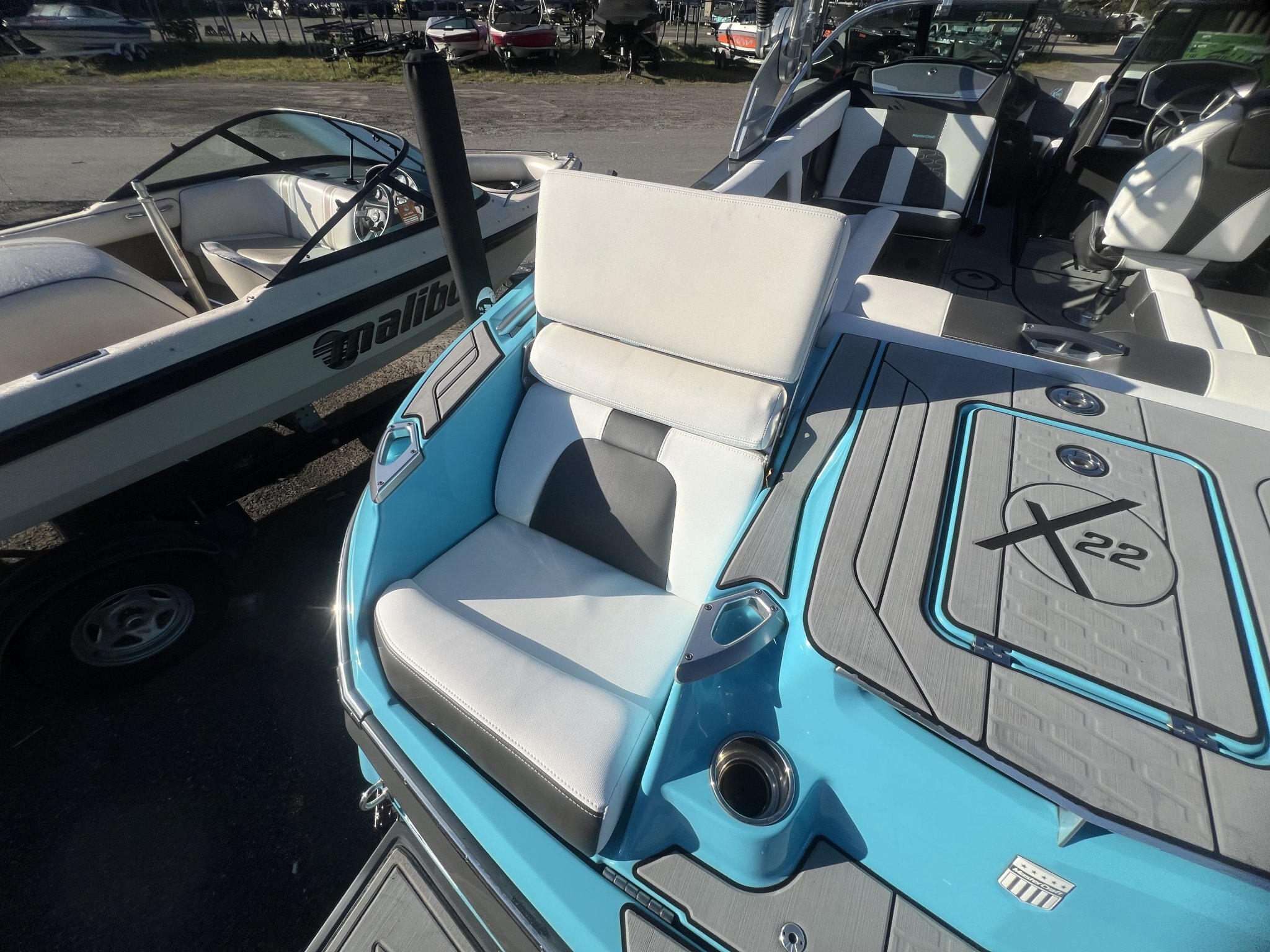 Bateau Mastercraft X22 2019 Bleu & Gris sur Blanc, Moteur Ilmor 6.2l avec 493h, Remorque, Complètement Équipé pour le Wakesurf!