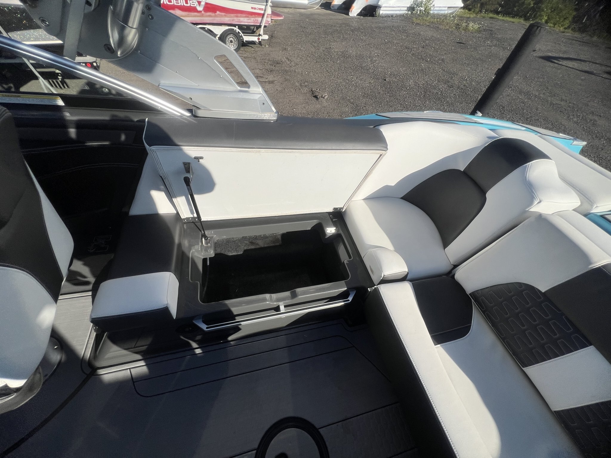 Bateau Mastercraft X22 2019 Bleu & Gris sur Blanc, Moteur Ilmor 6.2l avec 493h, Remorque, Complètement Équipé pour le Wakesurf!