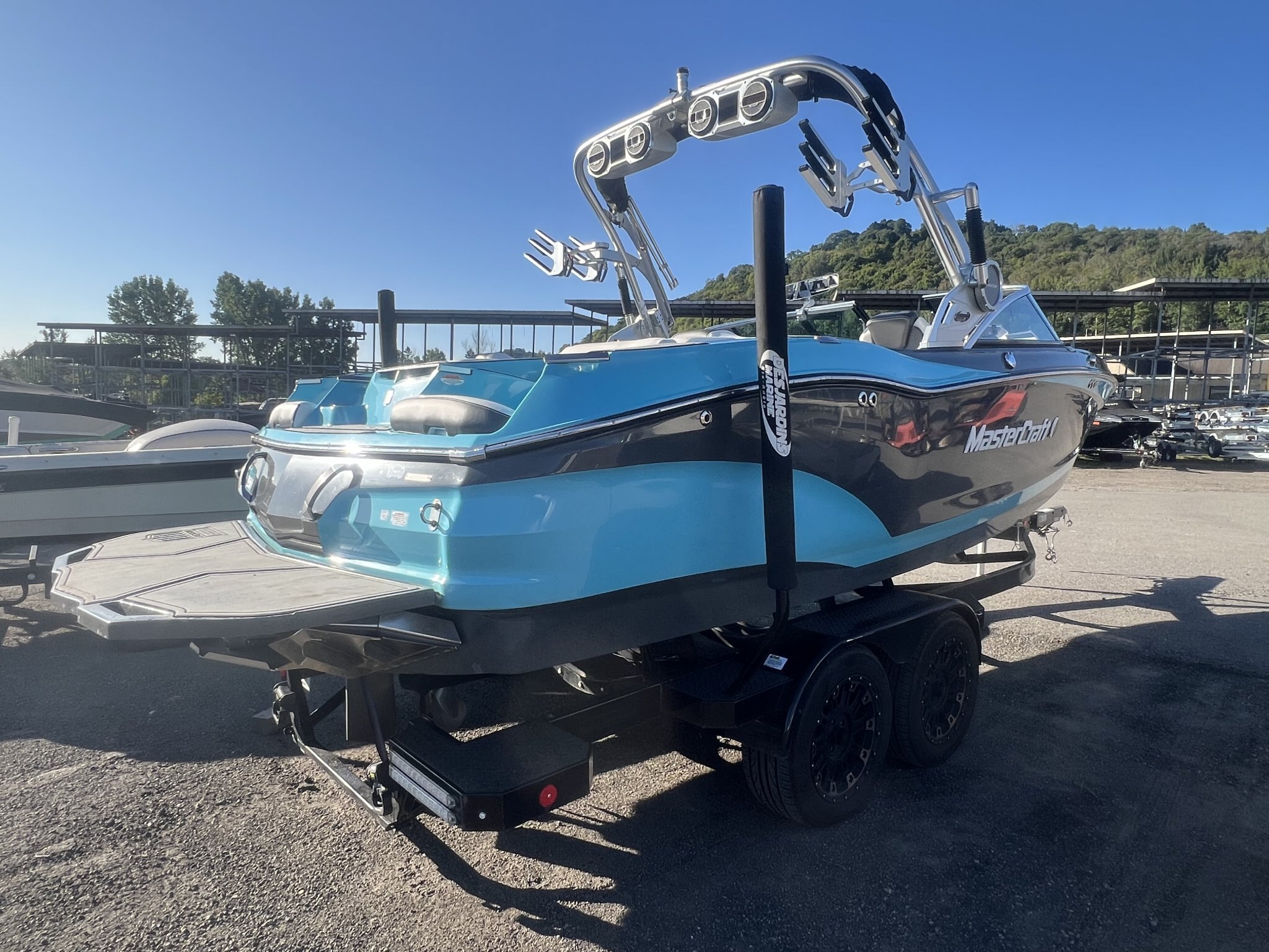 Bateau Mastercraft X22 2019 Bleu & Gris sur Blanc, Moteur Ilmor 6.2l avec 493h, Remorque, Complètement Équipé pour le Wakesurf!