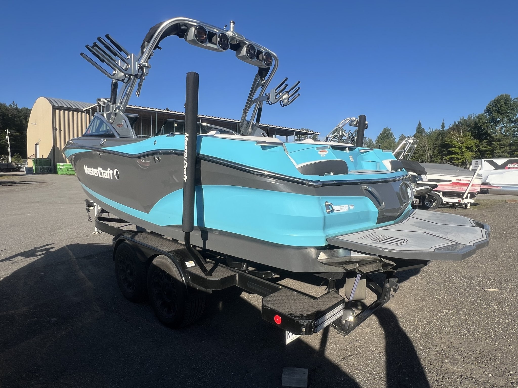 Bateau Mastercraft X22 2019 Bleu & Gris sur Blanc, Moteur Ilmor 6.2l avec 493h, Remorque, Complètement Équipé pour le Wakesurf!