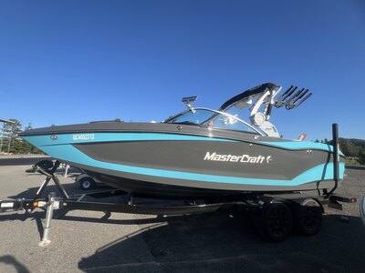 Bateau Mastercraft X22 2019 Bleu & Gris sur Blanc, Moteur Ilmor 6.2l avec 493h, Remorque, Complètement Équipé pour le Wakesurf!