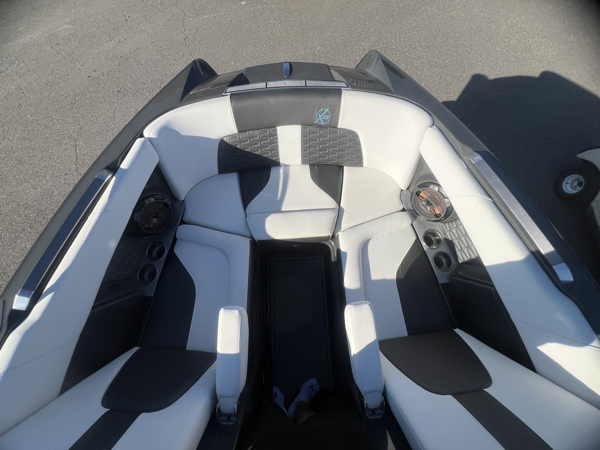 Bateau Mastercraft X22 2019 Bleu & Gris sur Blanc, Moteur Ilmor 6.2l avec 493h, Remorque, Complètement Équipé pour le Wakesurf!