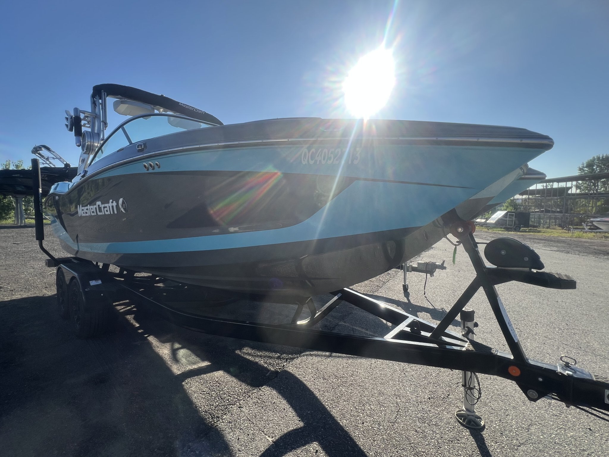 Bateau Mastercraft X22 2019 Bleu & Gris sur Blanc, Moteur Ilmor 6.2l avec 493h, Remorque, Complètement Équipé pour le Wakesurf!