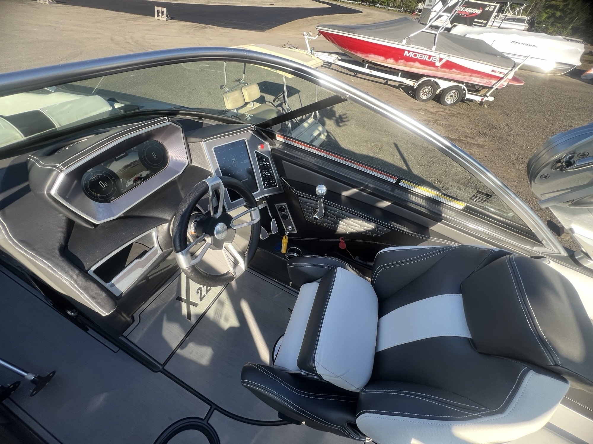 Bateau Mastercraft X22 2019 Bleu & Gris sur Blanc, Moteur Ilmor 6.2l avec 493h, Remorque, Complètement Équipé pour le Wakesurf!