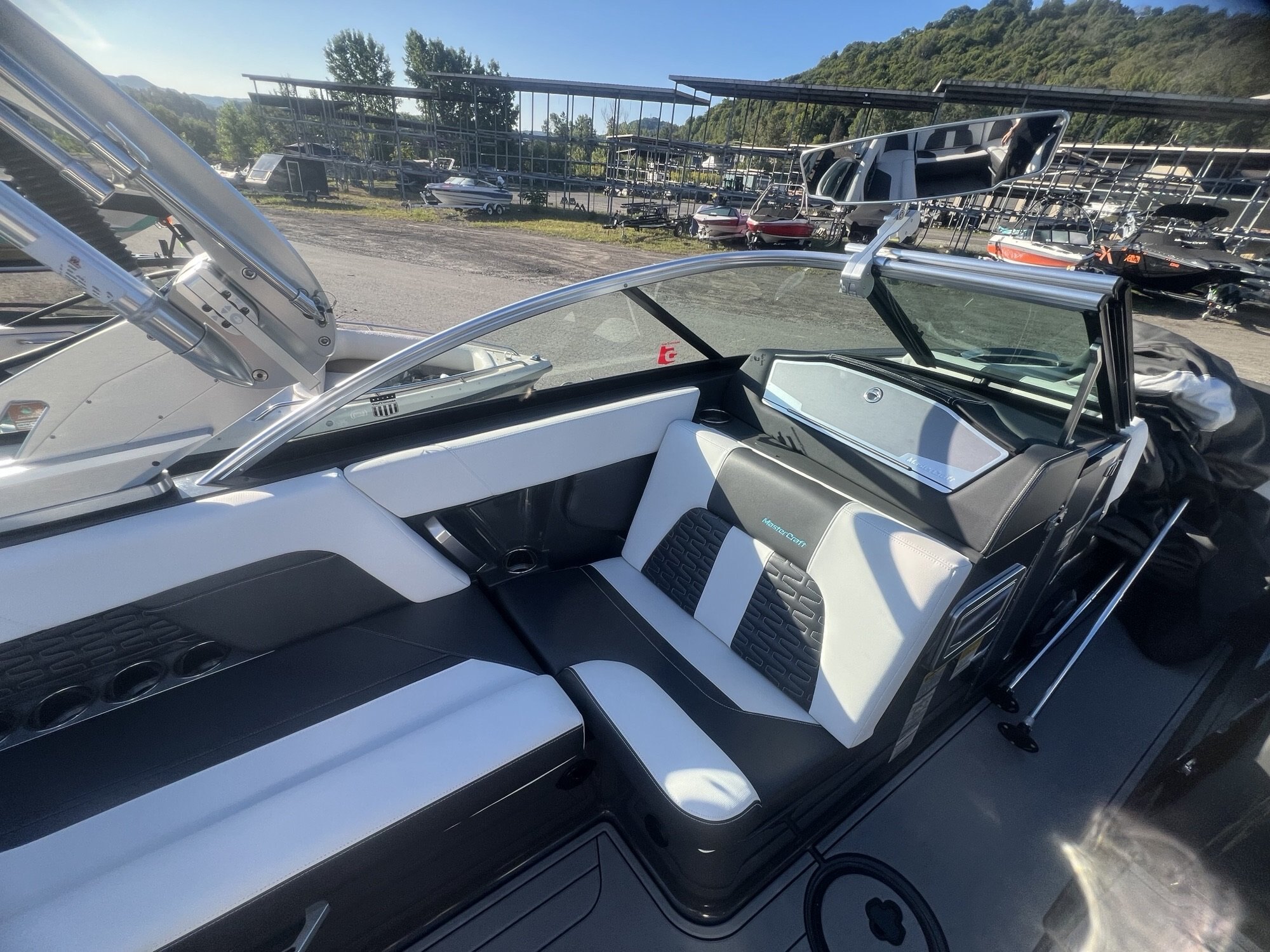 Bateau Mastercraft X22 2019 Bleu & Gris sur Blanc, Moteur Ilmor 6.2l avec 493h, Remorque, Complètement Équipé pour le Wakesurf!