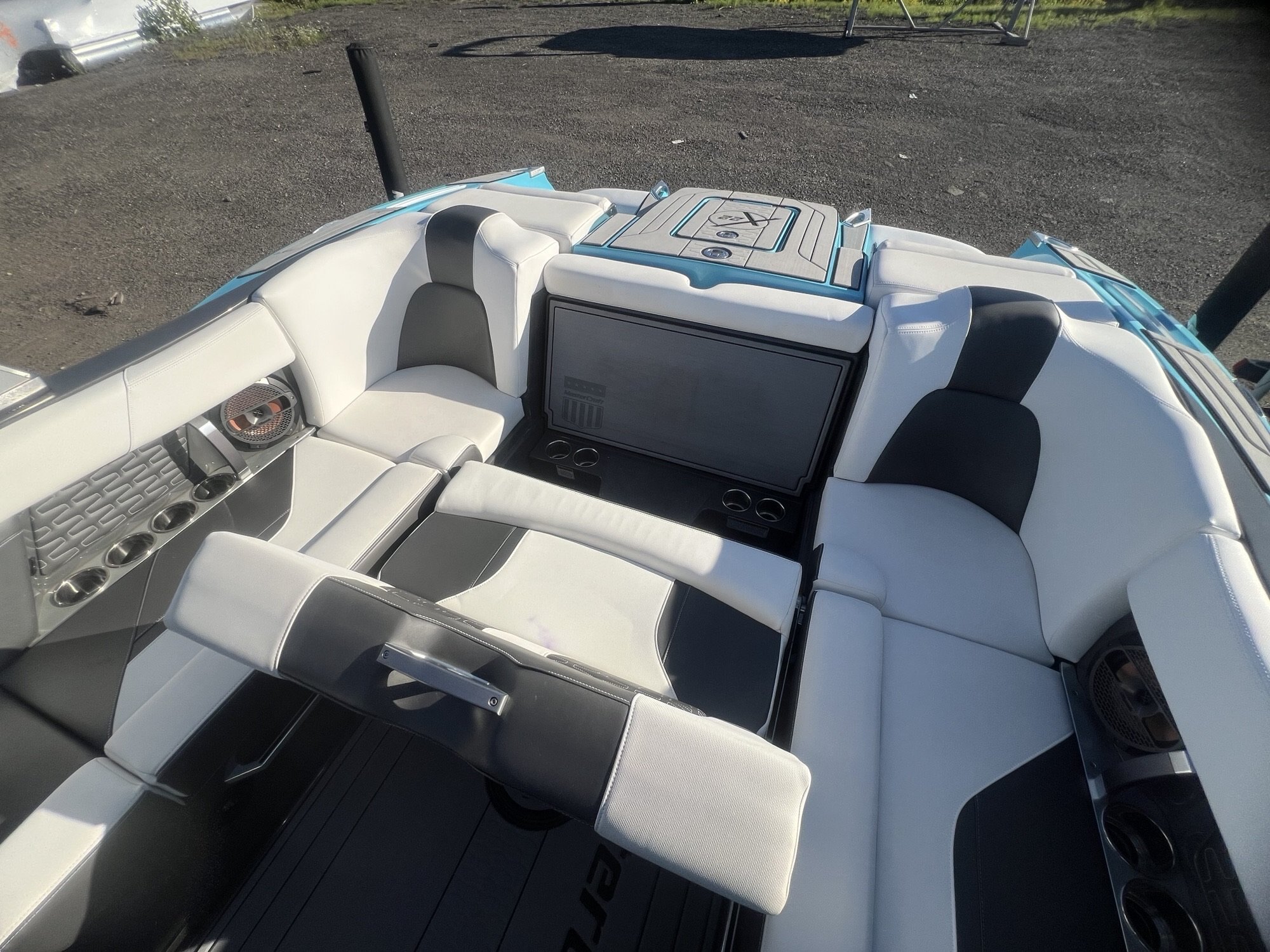 Bateau Mastercraft X22 2019 Bleu & Gris sur Blanc, Moteur Ilmor 6.2l avec 493h, Remorque, Complètement Équipé pour le Wakesurf!