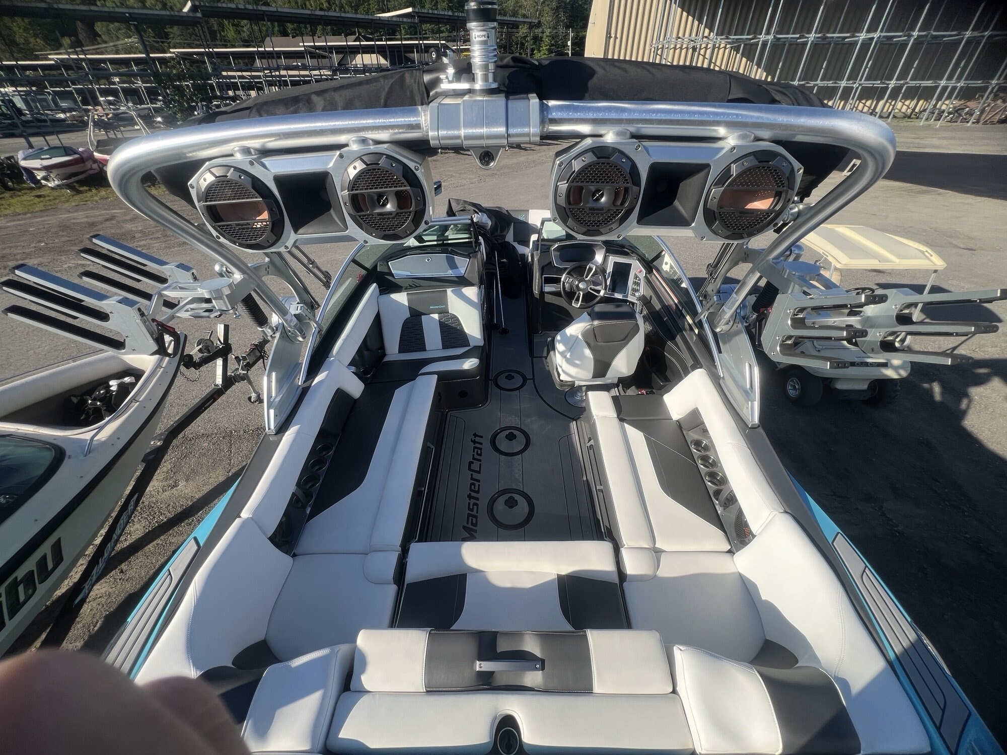 Bateau Mastercraft X22 2019 Bleu & Gris sur Blanc, Moteur Ilmor 6.2l avec 493h, Remorque, Complètement Équipé pour le Wakesurf!