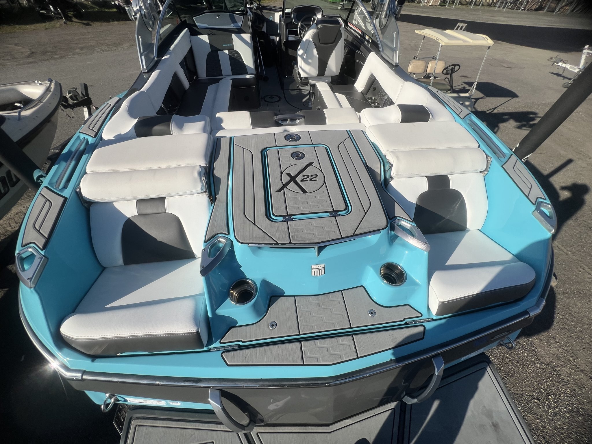 Bateau Mastercraft X22 2019 Bleu & Gris sur Blanc, Moteur Ilmor 6.2l avec 493h, Remorque, Complètement Équipé pour le Wakesurf!