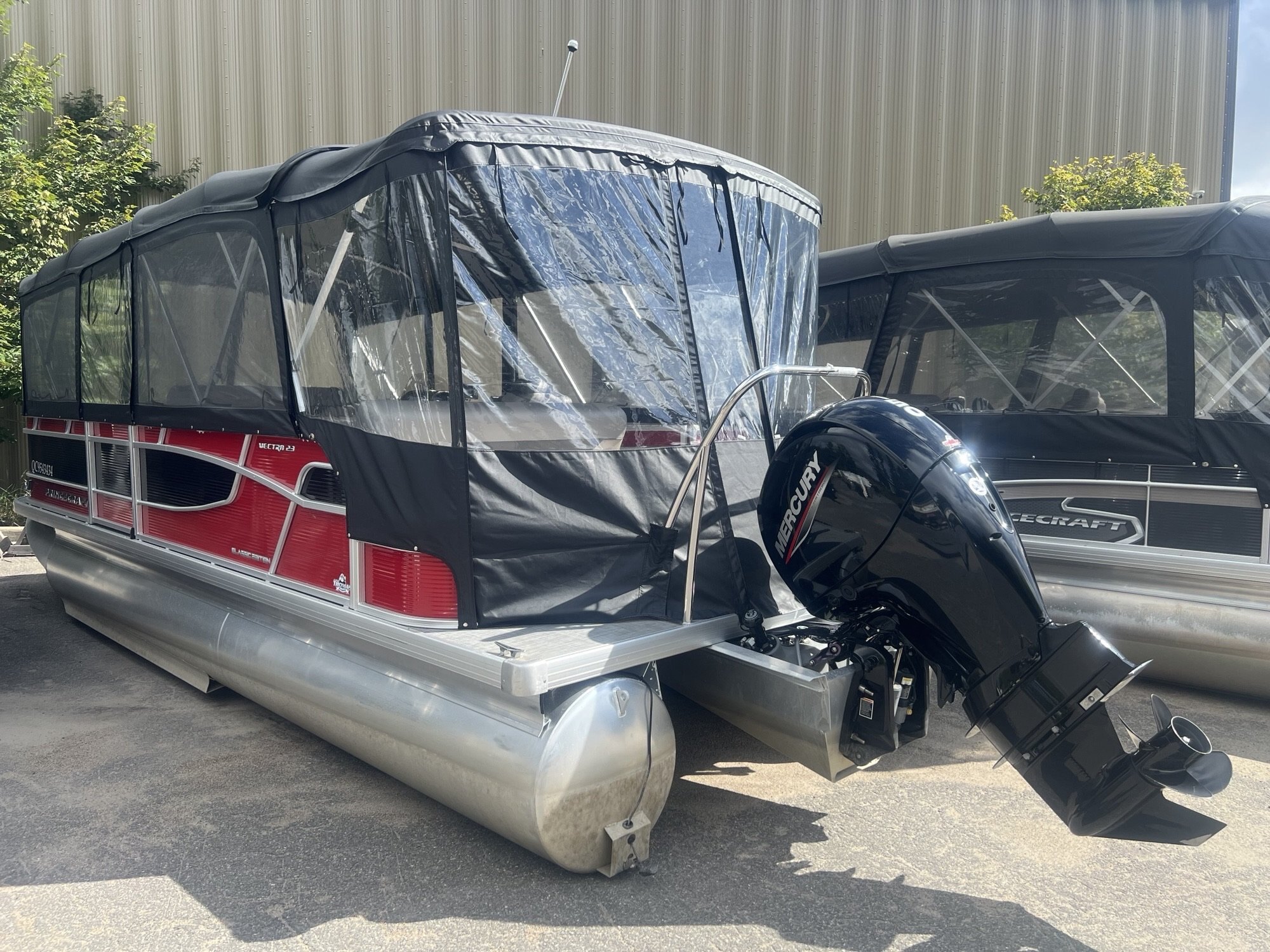 Ponton Princecraft Vectra 23RL Sport 2023 Rouge, Moteur Mercury 150hp, Toit Campeur, Sonar, Système de sons, 2x Table & +