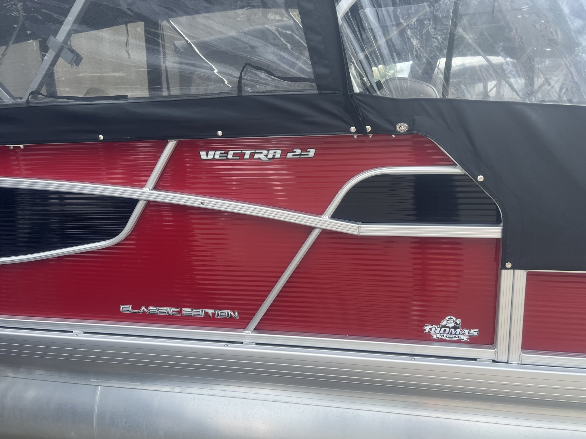 Ponton Princecraft Vectra 23RL Sport 2023 Rouge, Moteur Mercury 150hp, Toit Campeur, Sonar, Système de sons, 2x Table & +