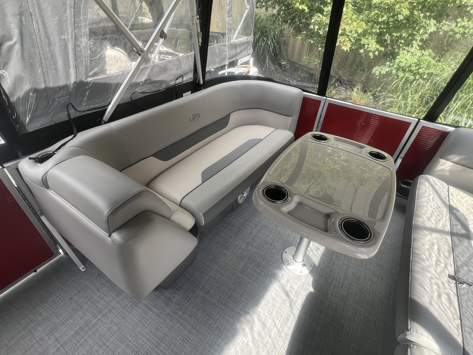Ponton Princecraft Vectra 23RL Sport 2023 Rouge, Moteur Mercury 150hp, Toit Campeur, Sonar, Système de sons, 2x Table & +