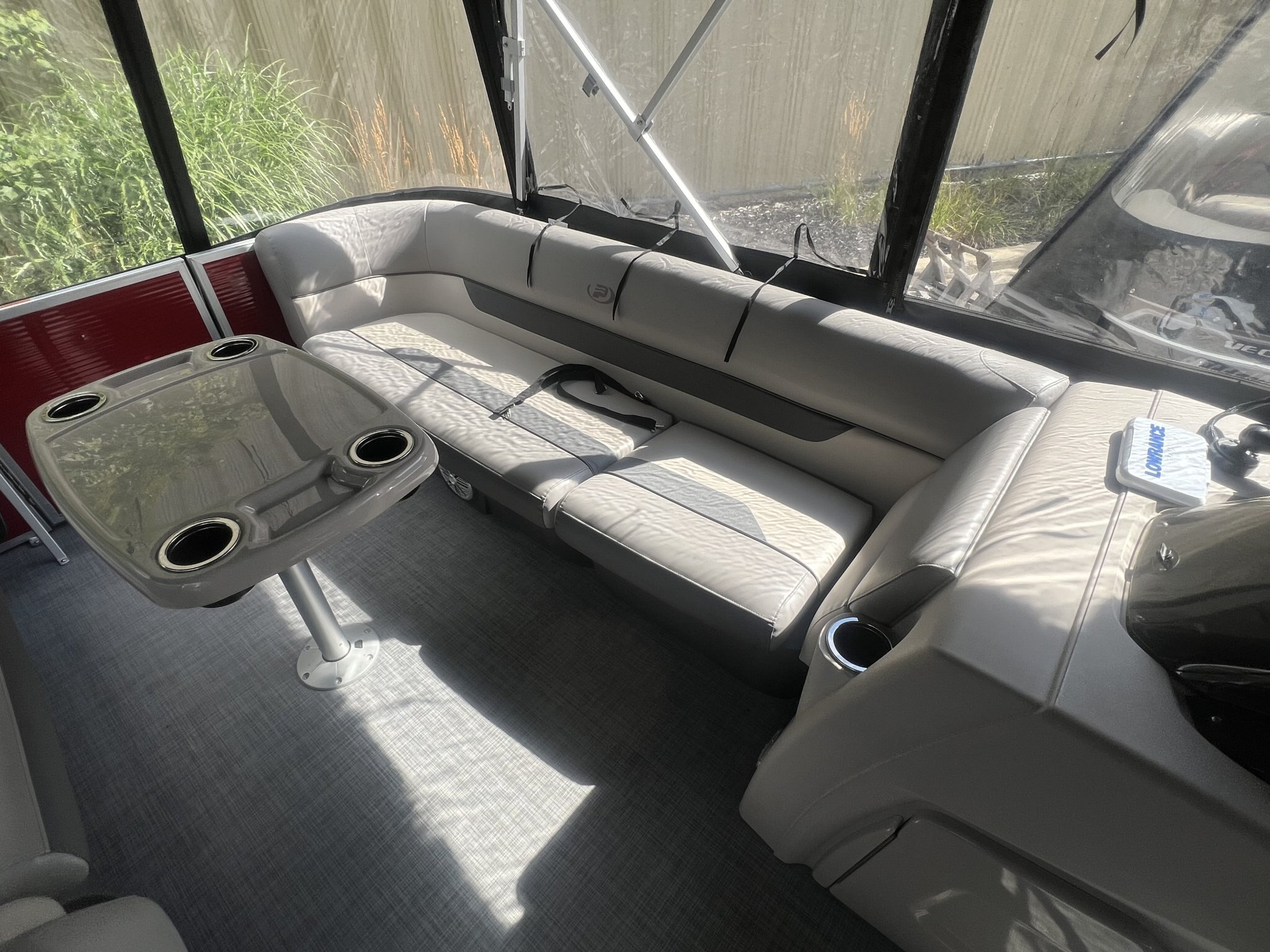 Ponton Princecraft Vectra 23RL Sport 2023 Rouge, Moteur Mercury 150hp, Toit Campeur, Sonar, Système de sons, 2x Table & +