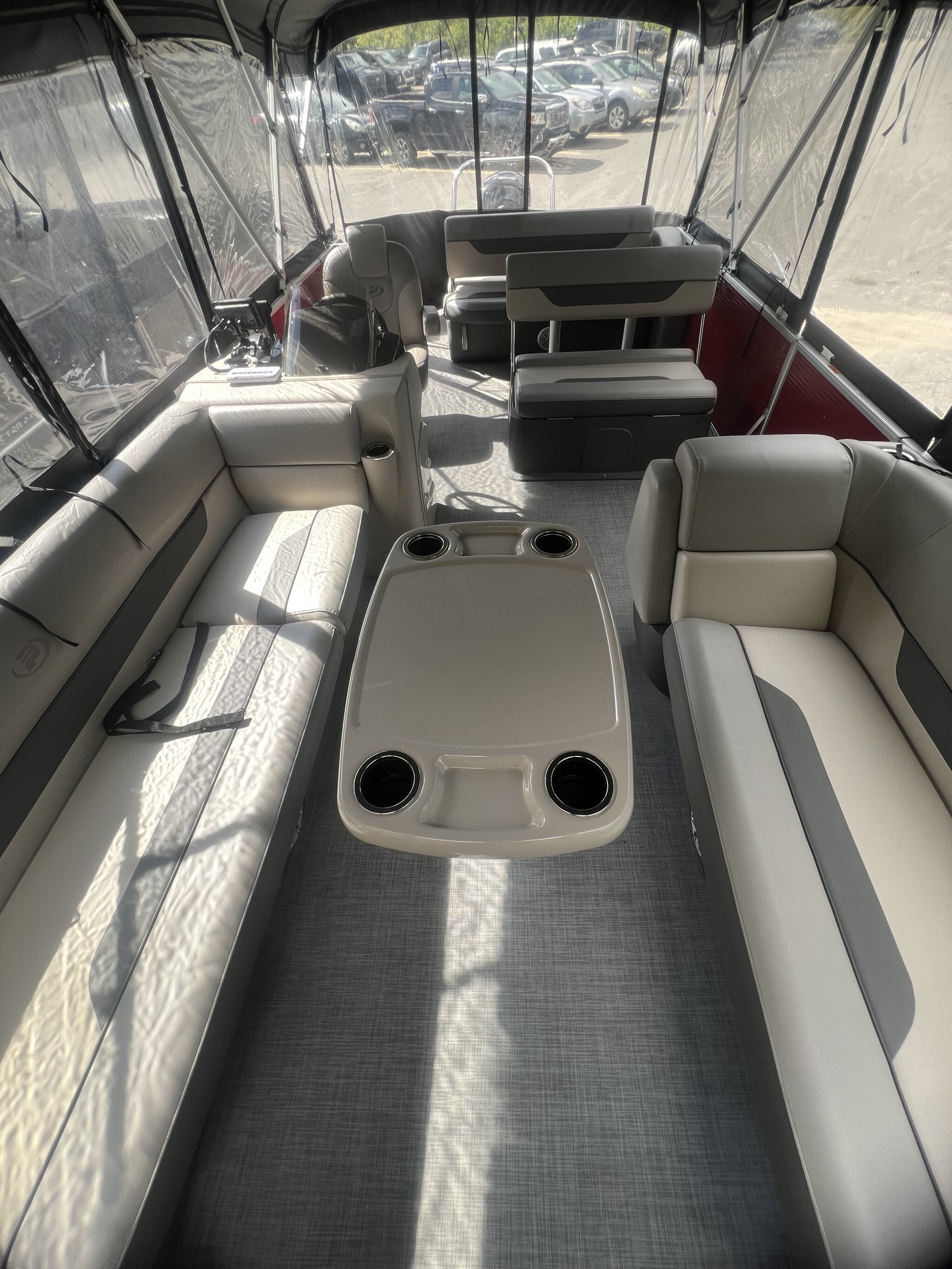 Ponton Princecraft Vectra 23RL Sport 2023 Rouge, Moteur Mercury 150hp, Toit Campeur, Sonar, Système de sons, 2x Table & +