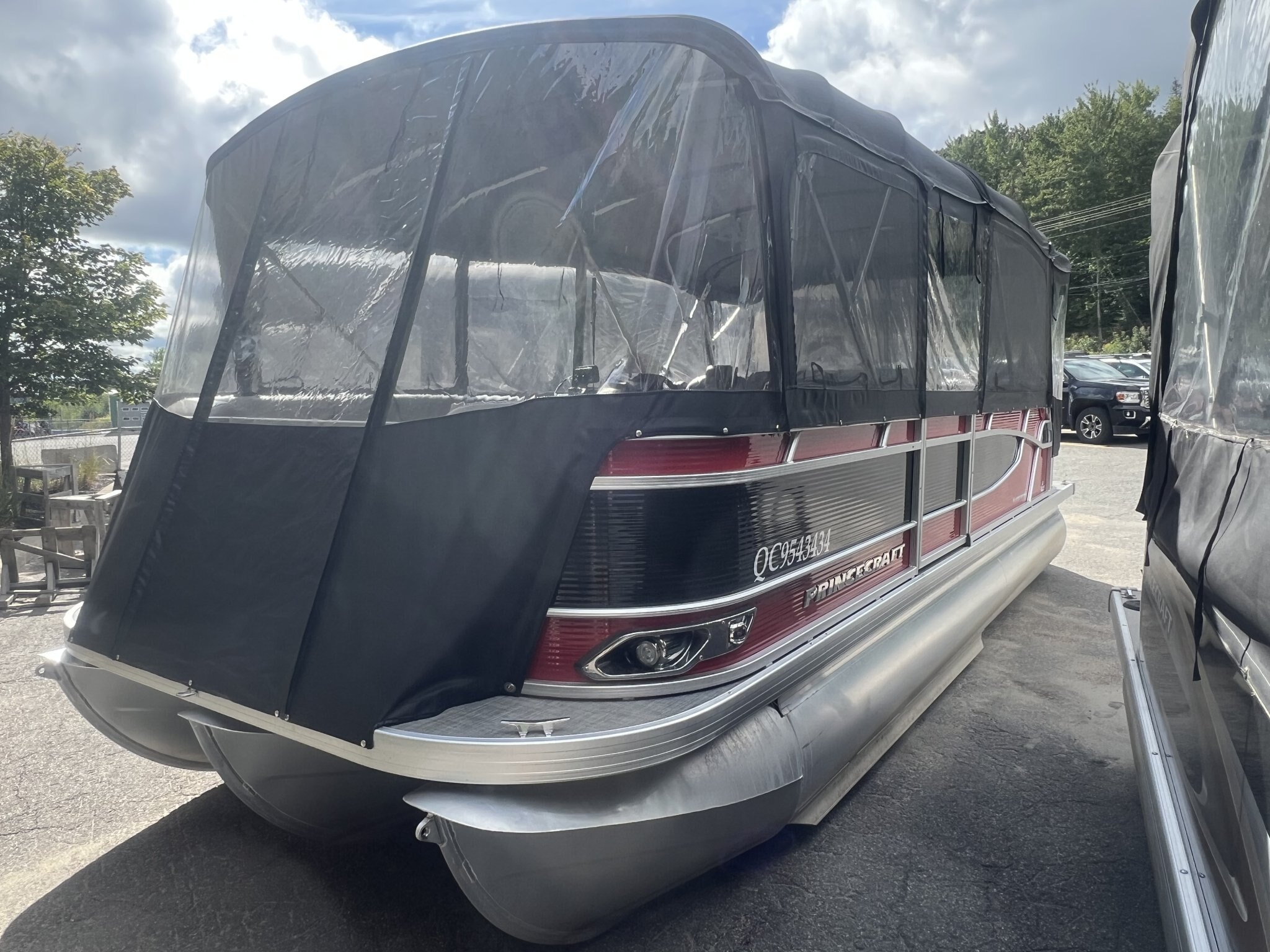 Ponton Princecraft Vectra 23RL Sport 2023 Rouge, Moteur Mercury 150hp, Toit Campeur, Sonar, Système de sons, 2x Table & +