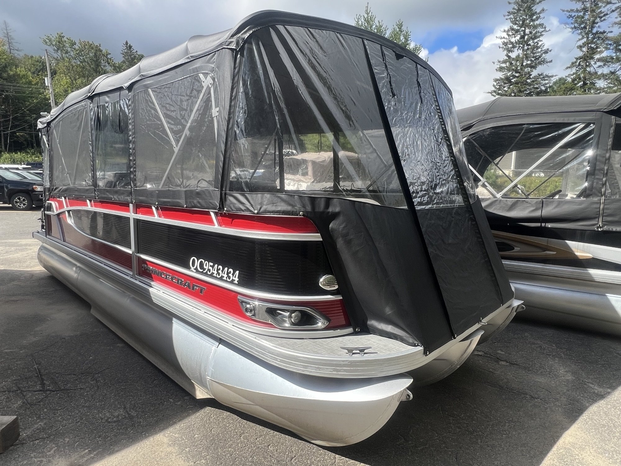 Ponton Princecraft Vectra 23RL Sport 2023 Rouge, Moteur Mercury 150hp, Toit Campeur, Sonar, Système de sons, 2x Table & +