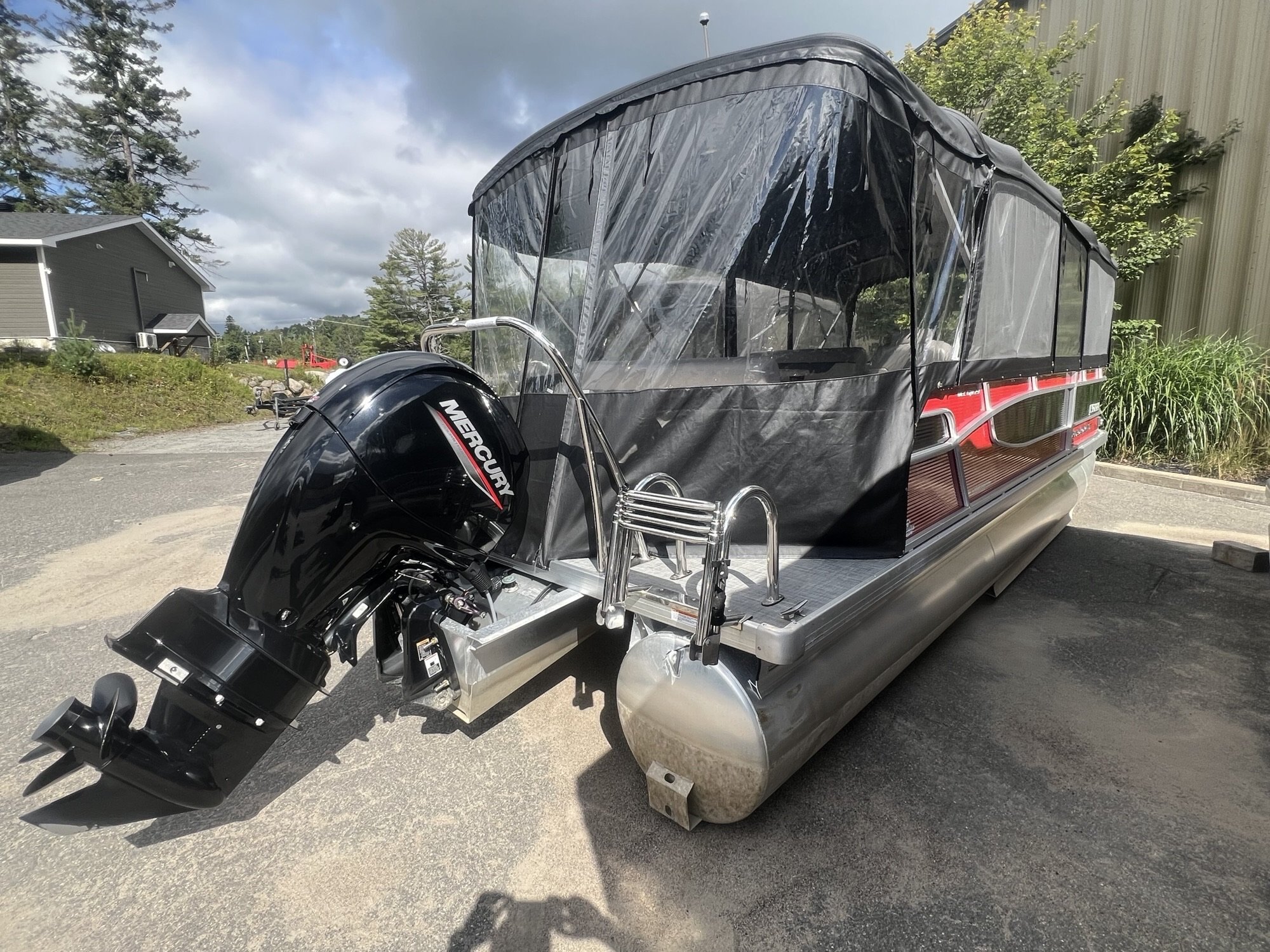 Ponton Princecraft Vectra 23RL Sport 2023 Rouge, Moteur Mercury 150hp, Toit Campeur, Sonar, Système de sons, 2x Table & +