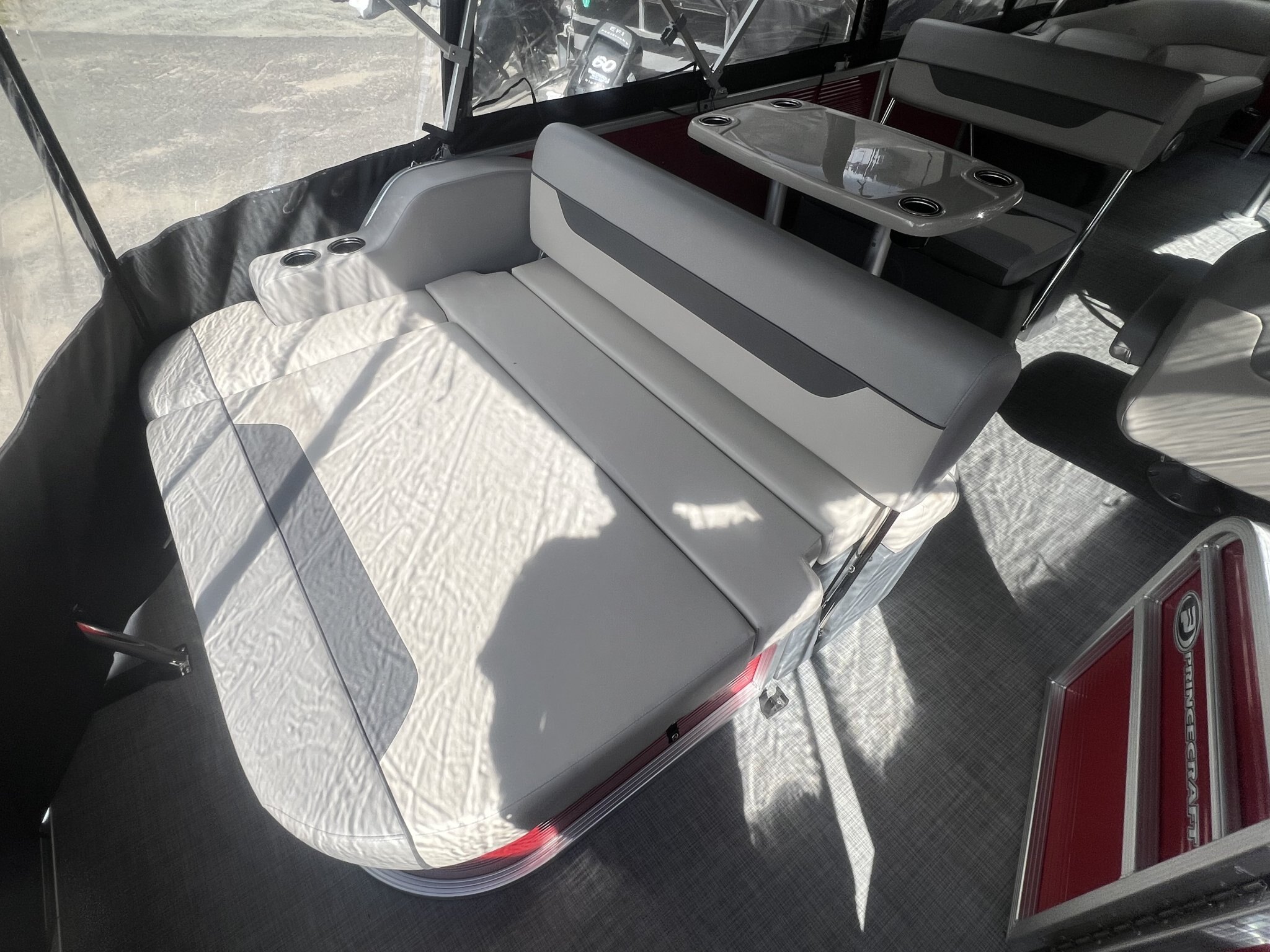 Ponton Princecraft Vectra 23RL Sport 2023 Rouge, Moteur Mercury 150hp, Toit Campeur, Sonar, Système de sons, 2x Table & +