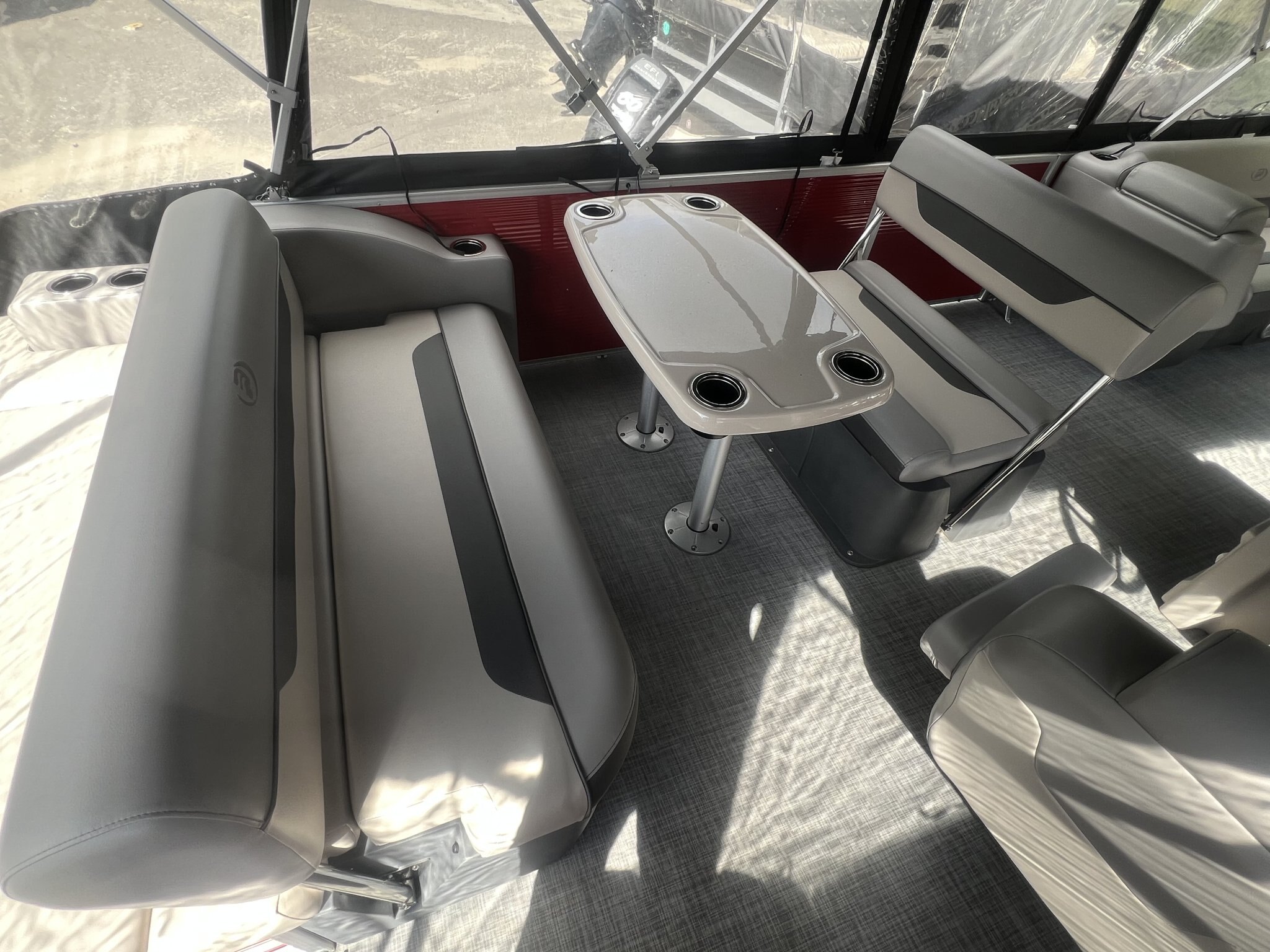 Ponton Princecraft Vectra 23RL Sport 2023 Rouge, Moteur Mercury 150hp, Toit Campeur, Sonar, Système de sons, 2x Table & +
