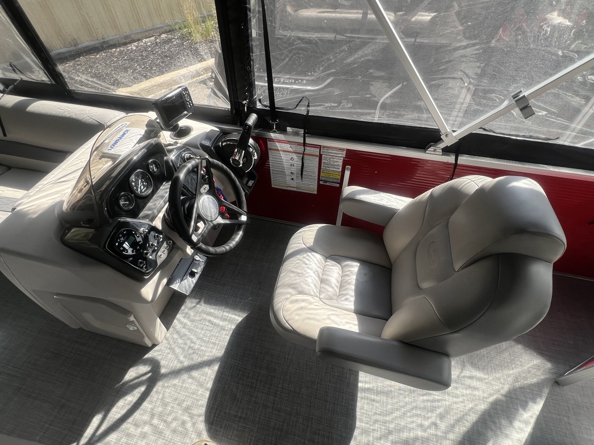 Ponton Princecraft Vectra 23RL Sport 2023 Rouge, Moteur Mercury 150hp, Toit Campeur, Sonar, Système de sons, 2x Table & +