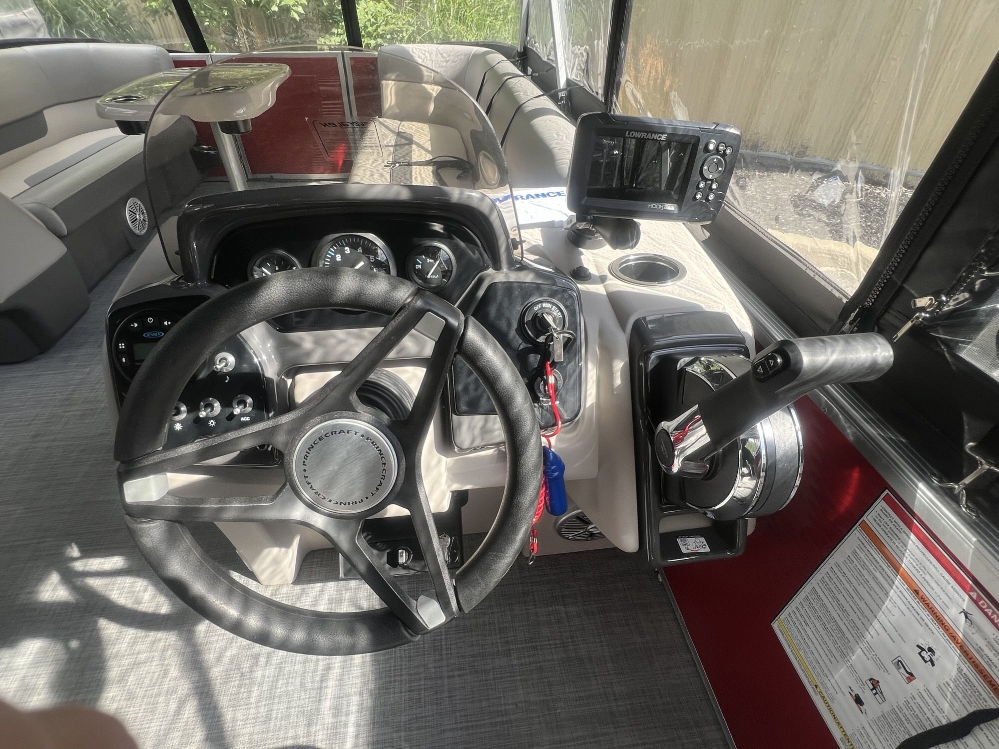 Ponton Princecraft Vectra 23RL Sport 2023 Rouge, Moteur Mercury 150hp, Toit Campeur, Sonar, Système de sons, 2x Table & +