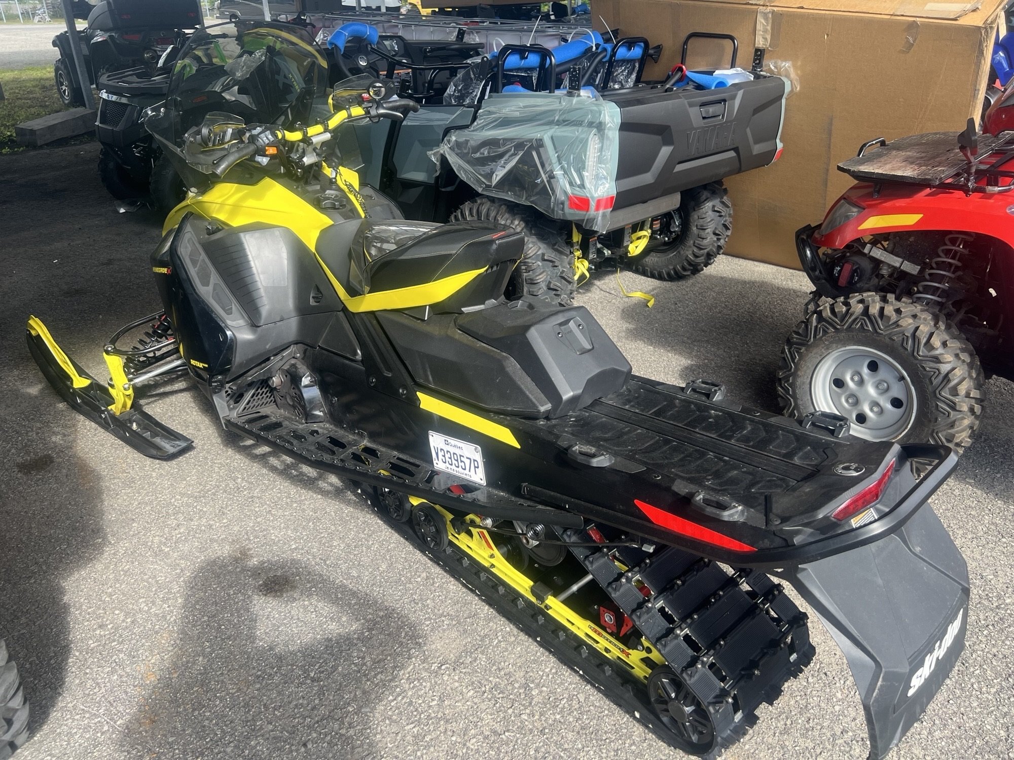 Motoneige BRP Ski-Doo Renegade X 2022, jaune et noir, avec 8 626 km au compteur, grattoir à glace, protège-mains et rétroviseurs, 2 pare-brise !