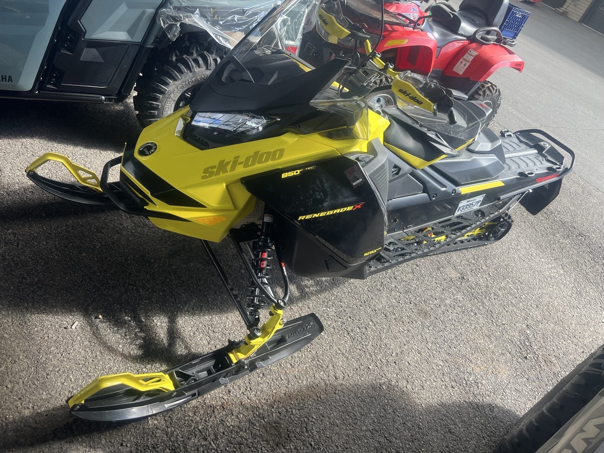 Motoneige BRP Ski-Doo Renegade X 2022, jaune et noir, avec 8 626 km au compteur, grattoir à glace, protège-mains et rétroviseurs, 2 pare-brise !