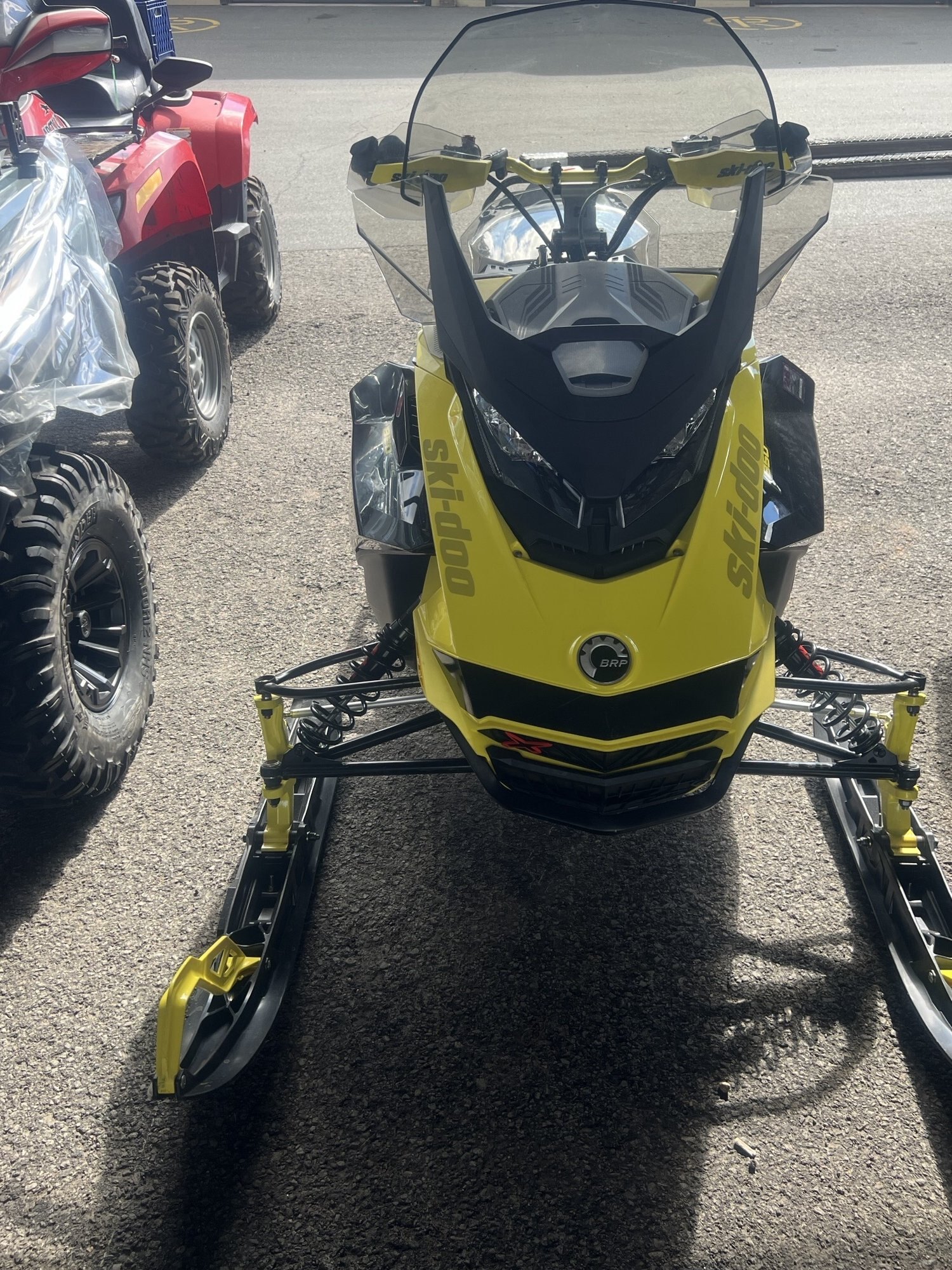 Motoneige BRP Ski-Doo Renegade X 2022, jaune et noir, avec 8 626 km au compteur, grattoir à glace, protège-mains et rétroviseurs, 2 pare-brise !