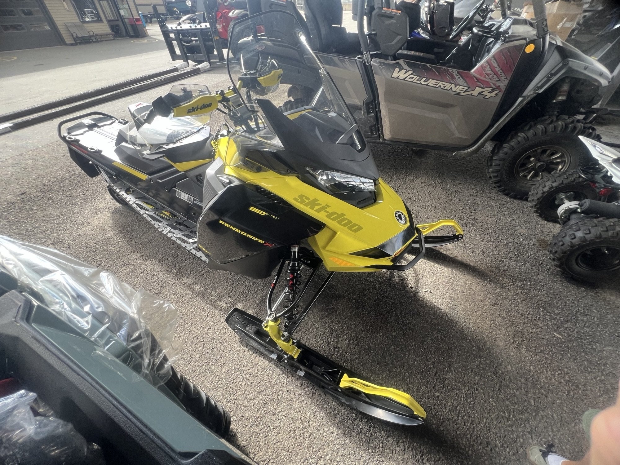 Motoneige BRP Ski-Doo Renegade X 2022, jaune et noir, avec 8 626 km au compteur, grattoir à glace, protège-mains et rétroviseurs, 2 pare-brise !