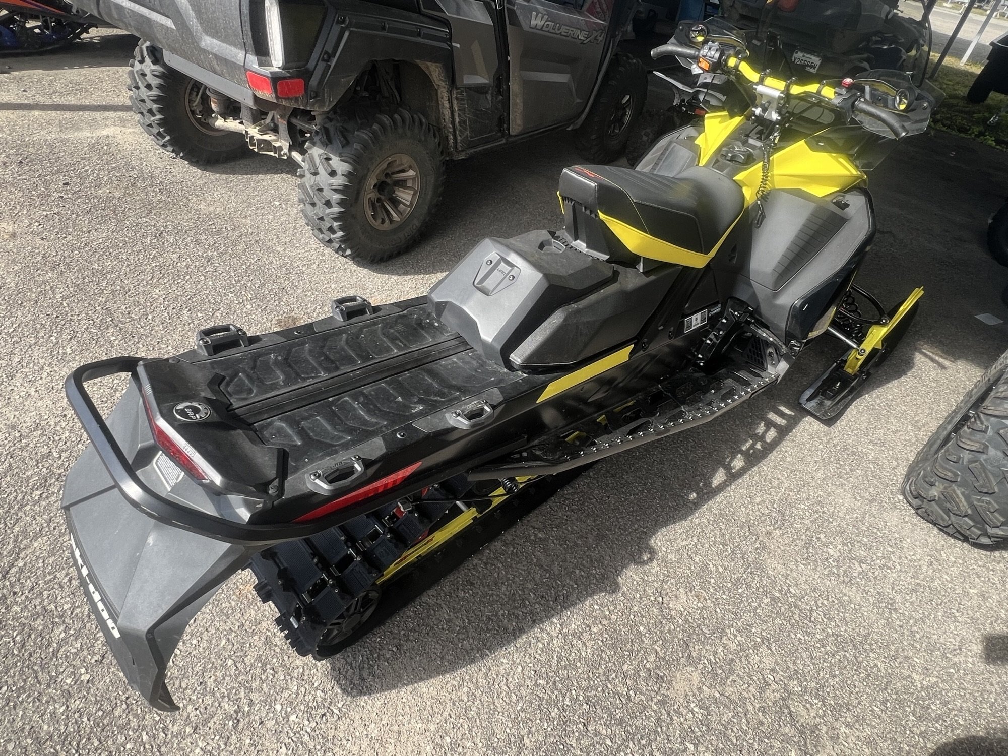 Motoneige BRP Ski-Doo Renegade X 2022, jaune et noir, avec 8 626 km au compteur, grattoir à glace, protège-mains et rétroviseurs, 2 pare-brise !