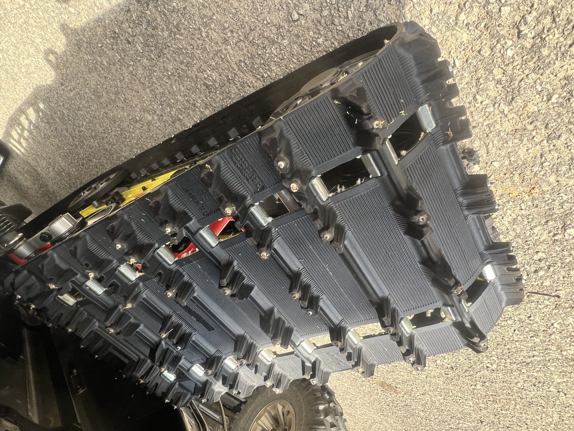 Motoneige BRP Ski-Doo Renegade X 2022, jaune et noir, avec 8 626 km au compteur, grattoir à glace, protège-mains et rétroviseurs, 2 pare-brise !
