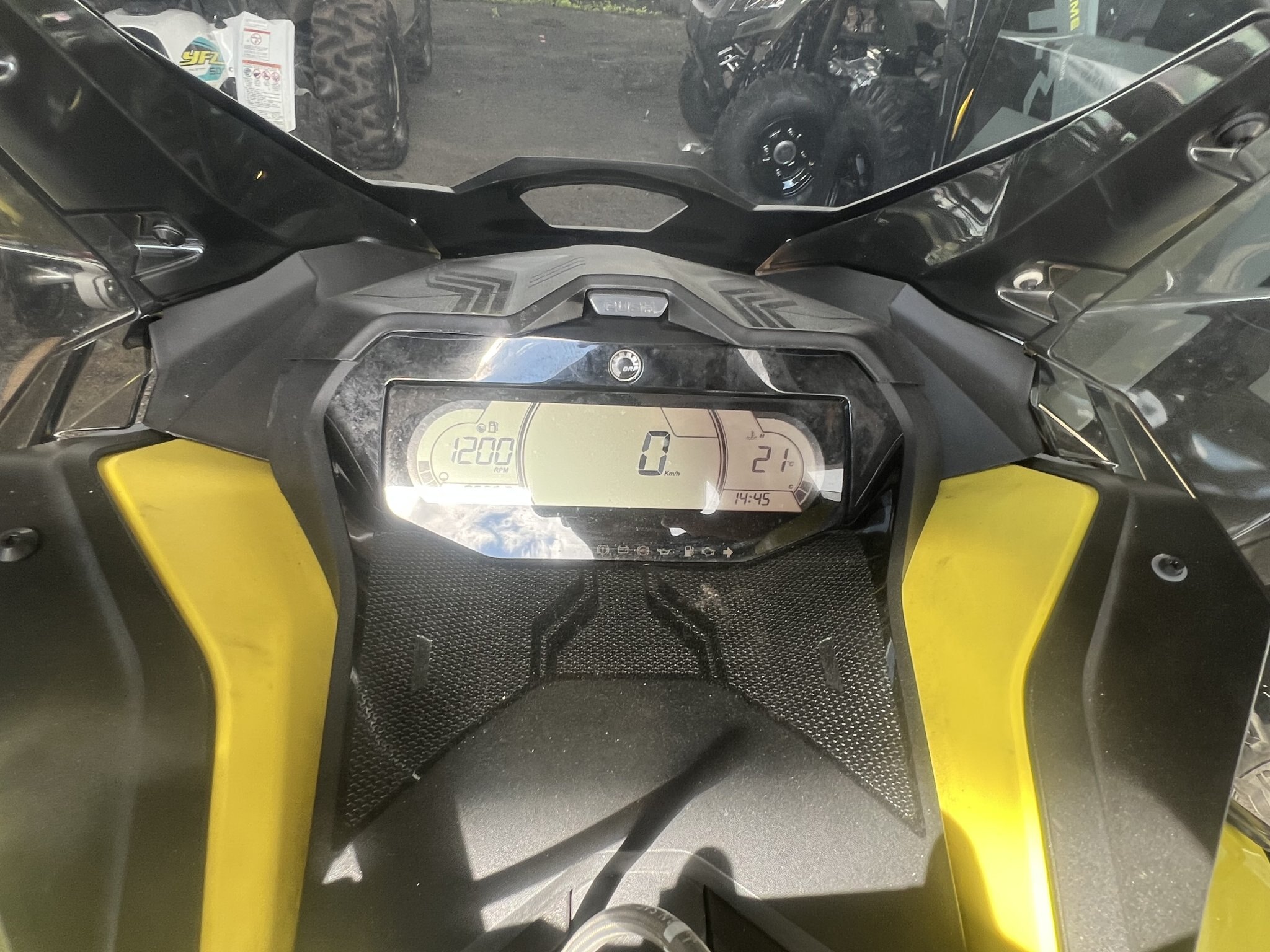 Motoneige BRP Ski-Doo Renegade X 2022, jaune et noir, avec 8 626 km au compteur, grattoir à glace, protège-mains et rétroviseurs, 2 pare-brise !