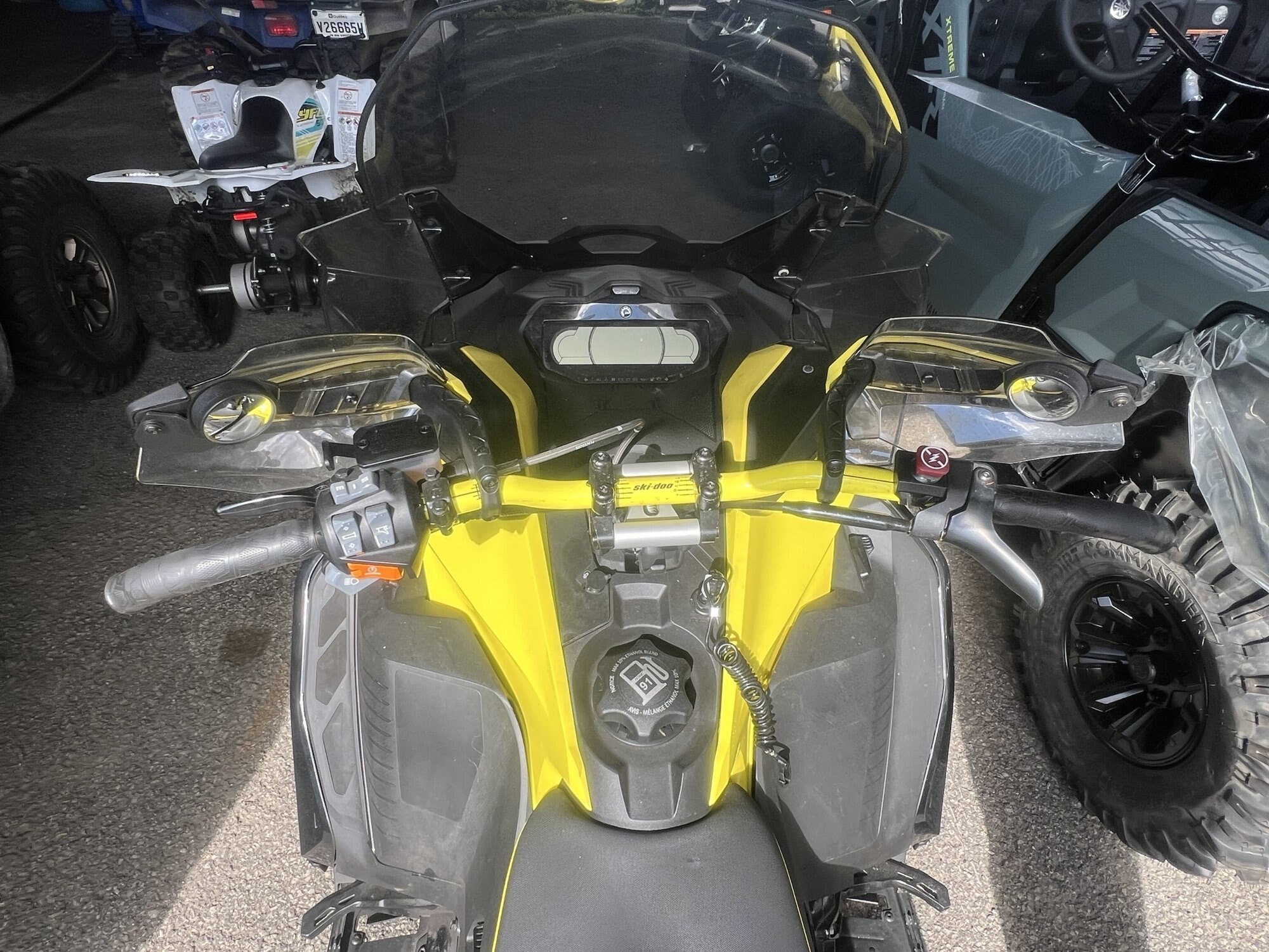 Motoneige BRP Ski-Doo Renegade X 2022, jaune et noir, avec 8 626 km au compteur, grattoir à glace, protège-mains et rétroviseurs, 2 pare-brise !