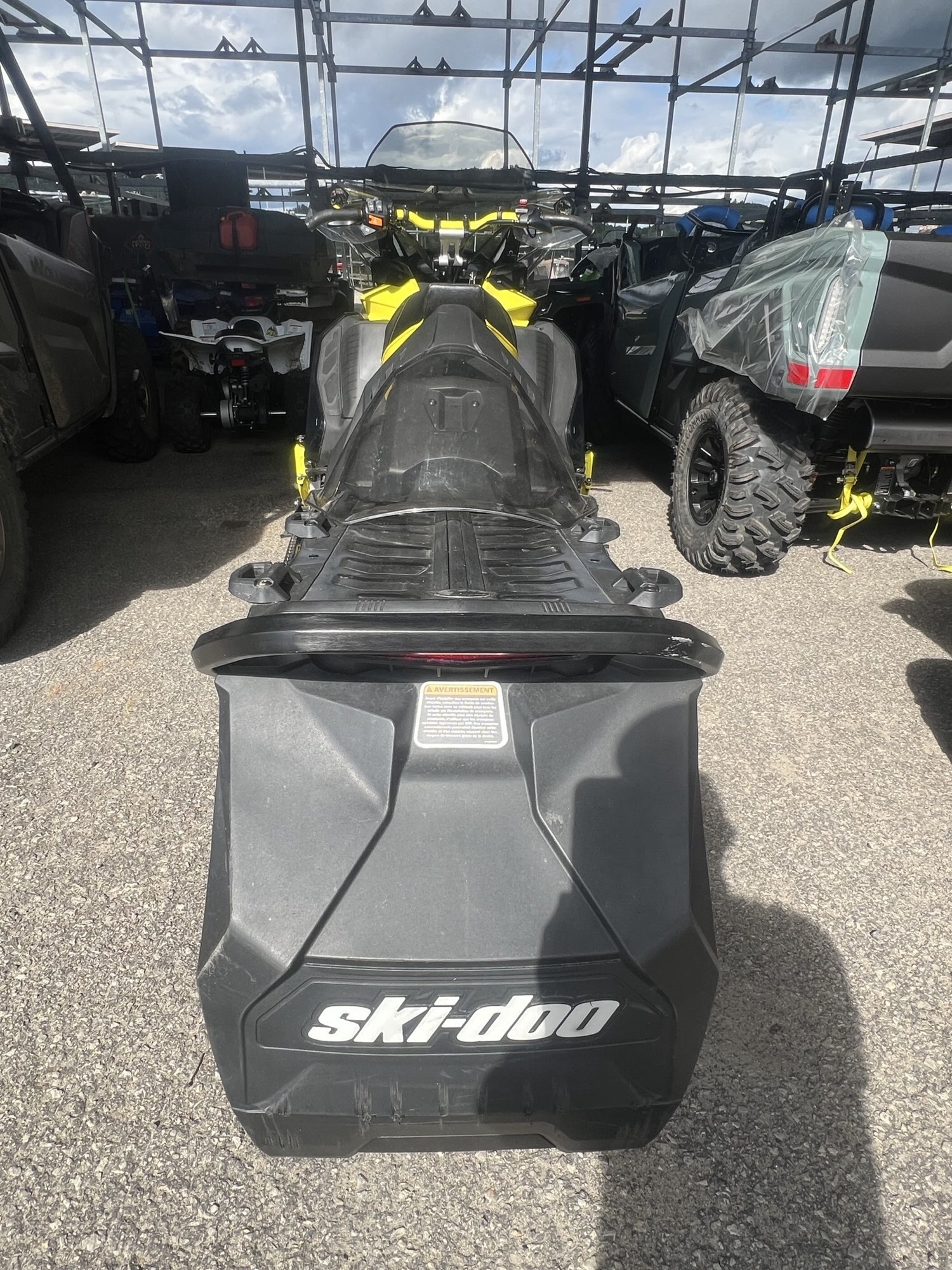 Motoneige BRP Ski-Doo Renegade X 2022, jaune et noir, avec 8 626 km au compteur, grattoir à glace, protège-mains et rétroviseurs, 2 pare-brise !