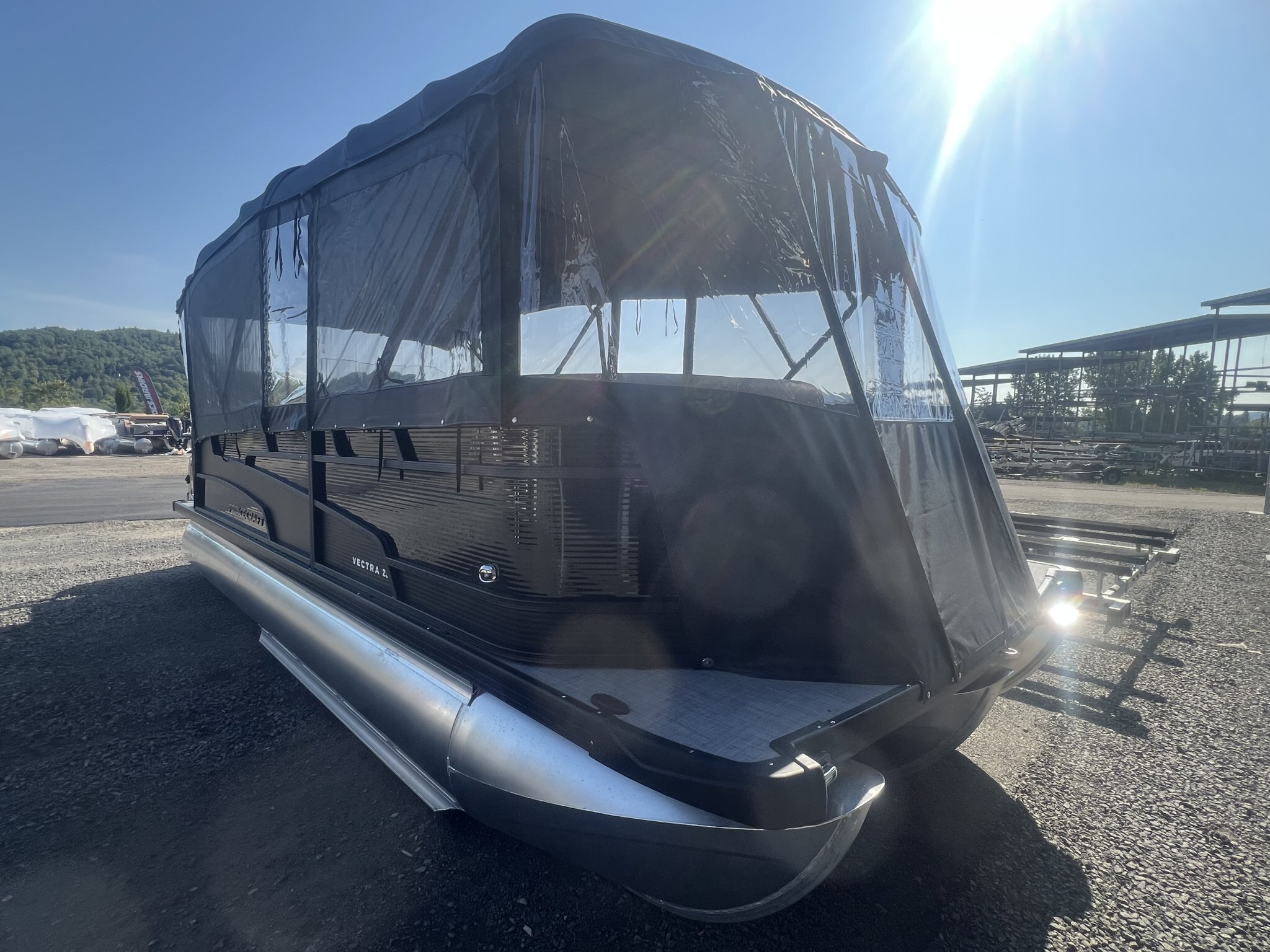 Ponton Princecraft Vectra 23RL SS Sport 2027 Noir sur Tan, Moteur Mercury 115hp Pro XS, Toit Campeur, Table, Système de Sons Kicker &+