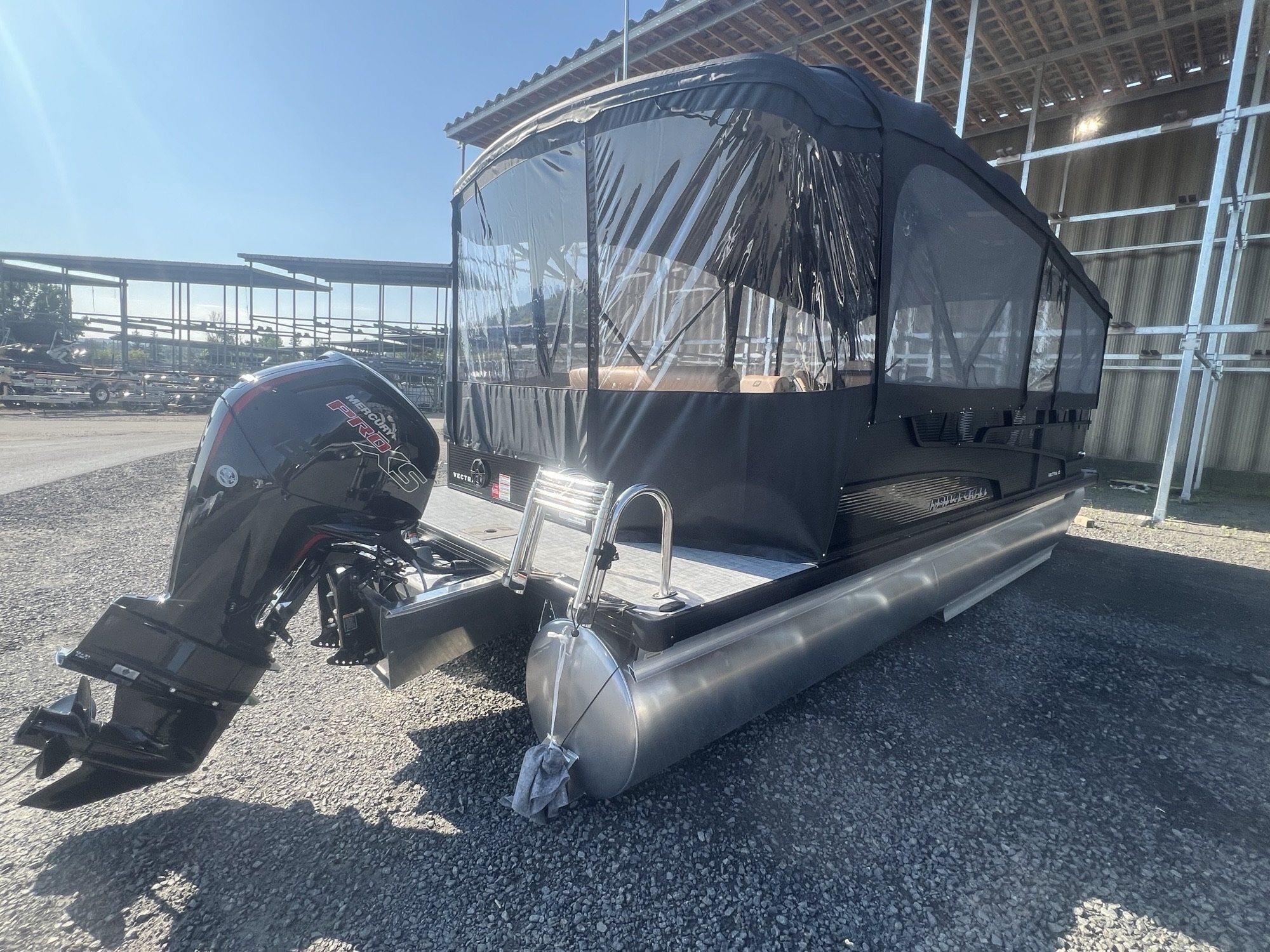 Ponton Princecraft Vectra 23RL SS Sport 2027 Noir sur Tan, Moteur Mercury 115hp Pro XS, Toit Campeur, Table, Système de Sons Kicker &+