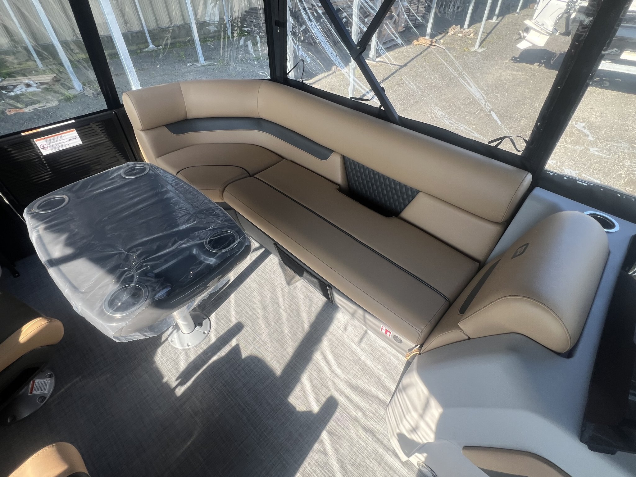 Ponton Princecraft Vectra 23RL SS Sport 2027 Noir sur Tan, Moteur Mercury 115hp Pro XS, Toit Campeur, Table, Système de Sons Kicker &+